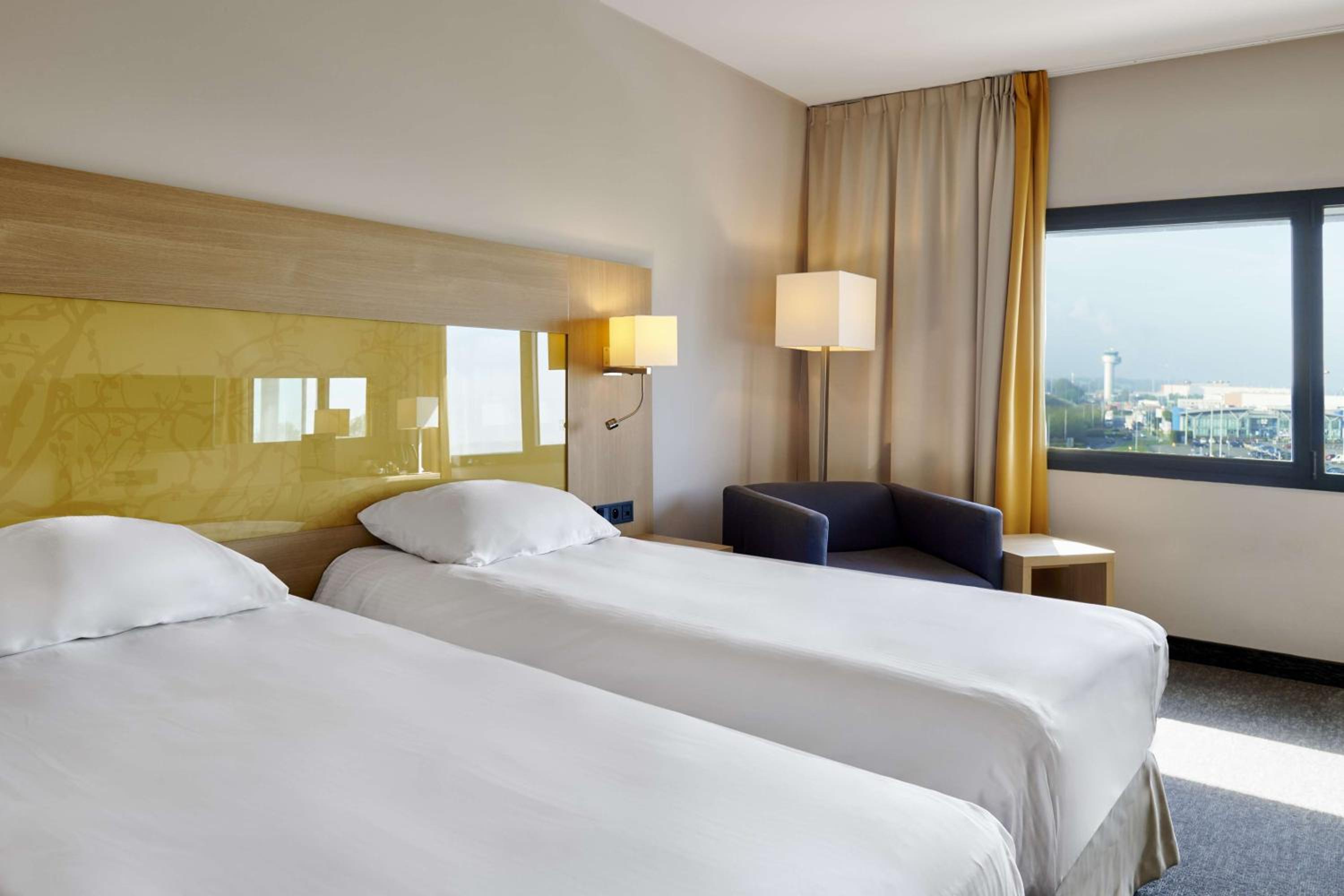 Standard Room With Airport View - Photo 6