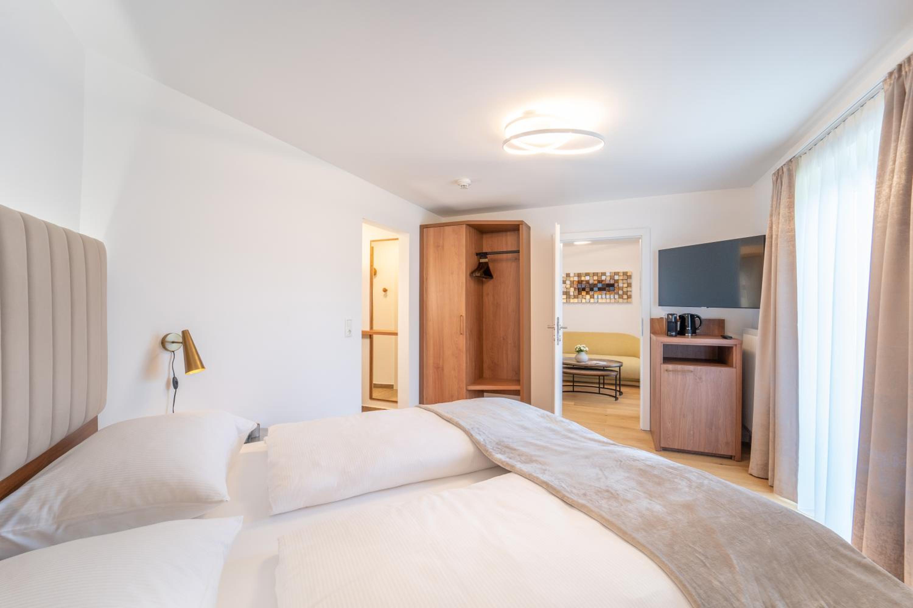Suite with electric fireplace and balcony - Photo 1