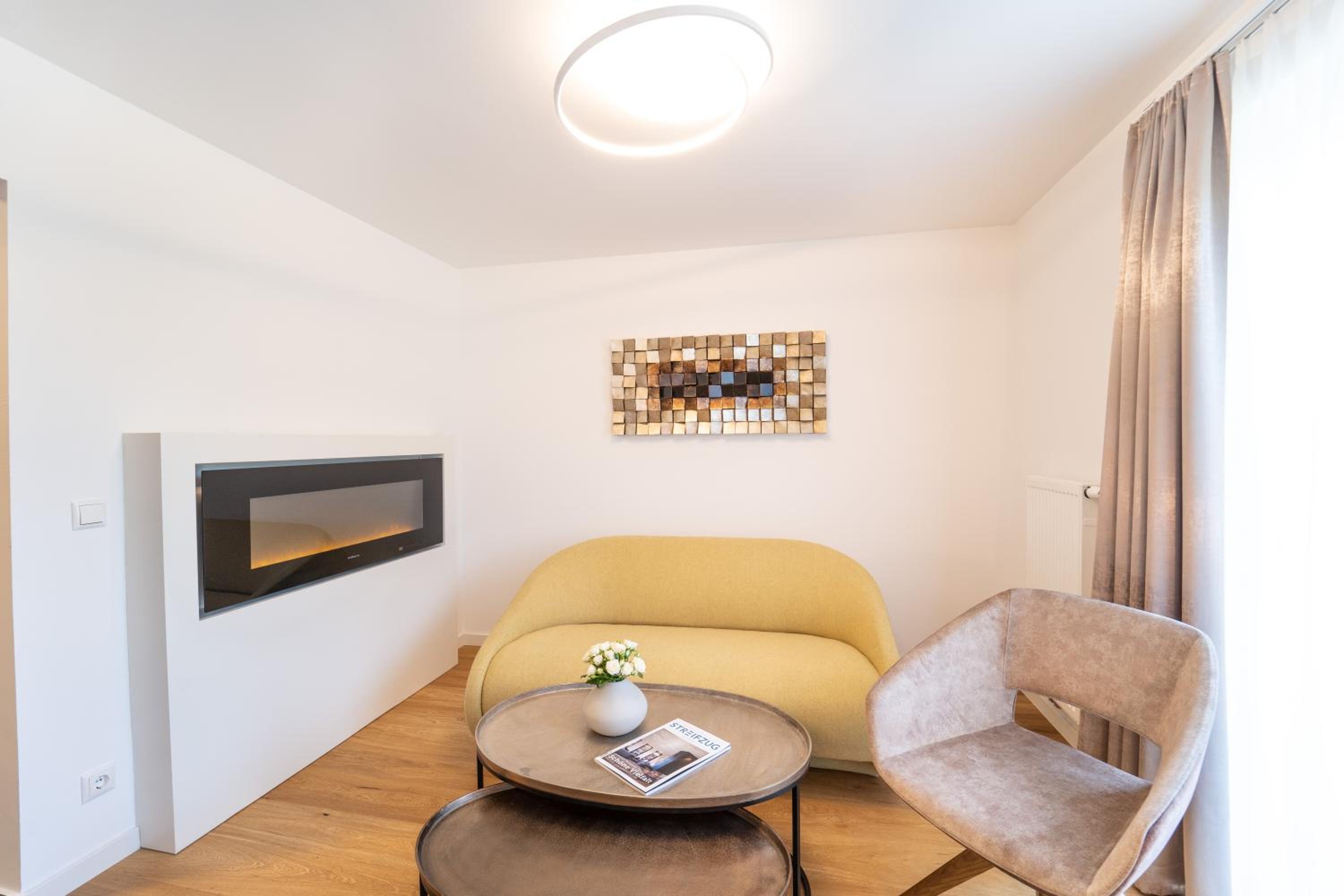 Suite with electric fireplace and balcony - Photo 2