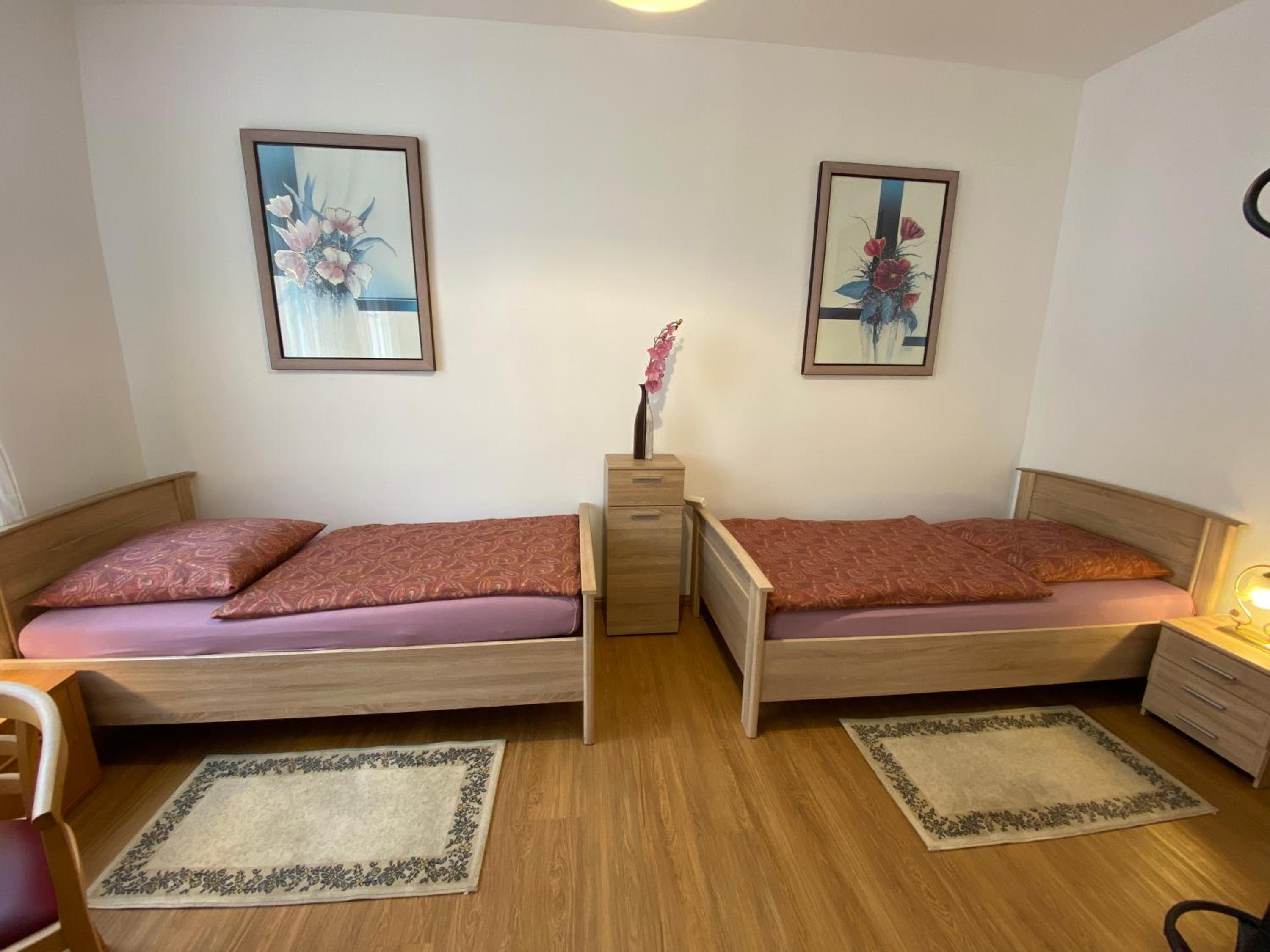 Large Twin Room - Photo 3