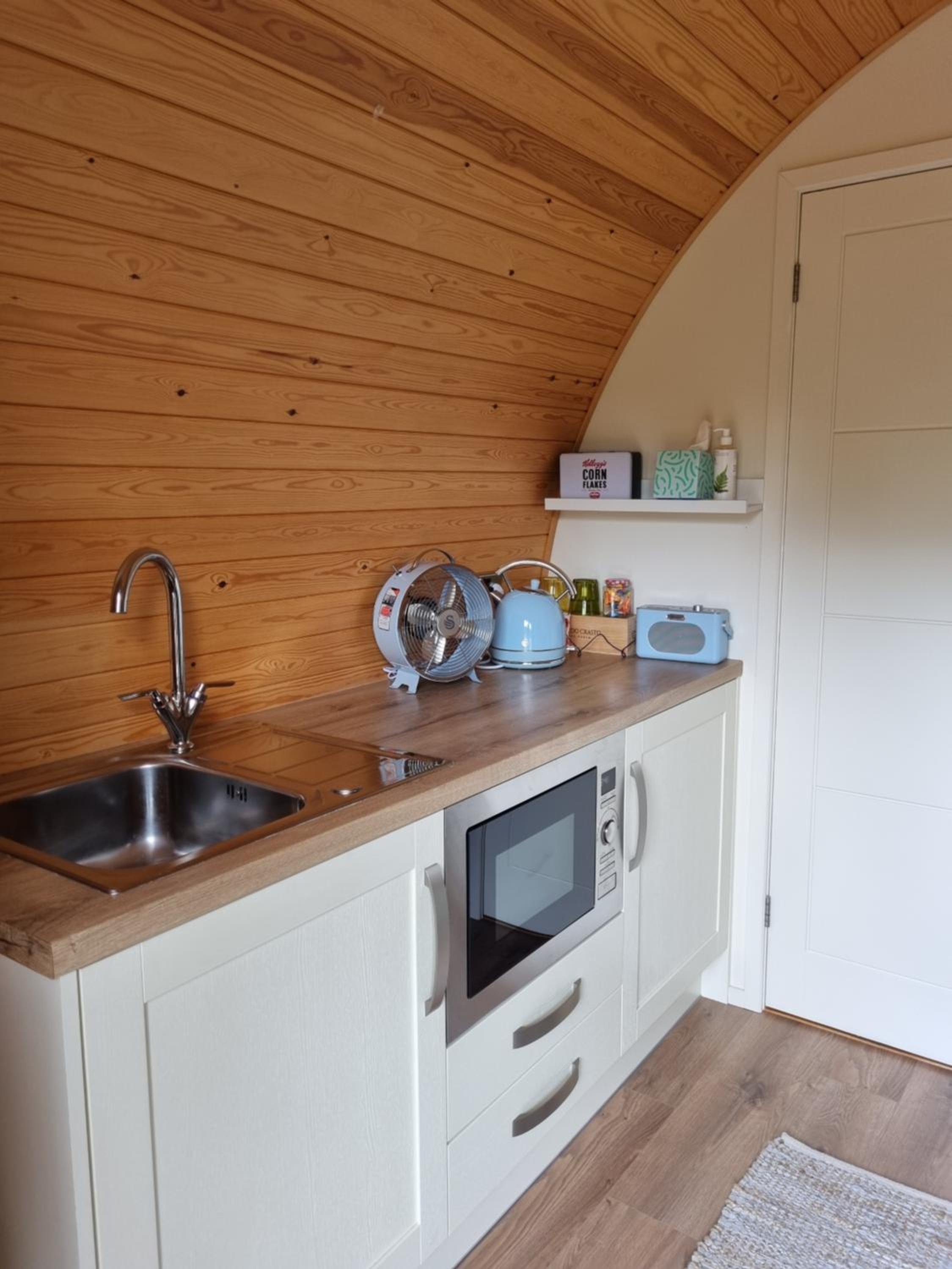 Superior Chalet - Pet Friendly - Photo 4