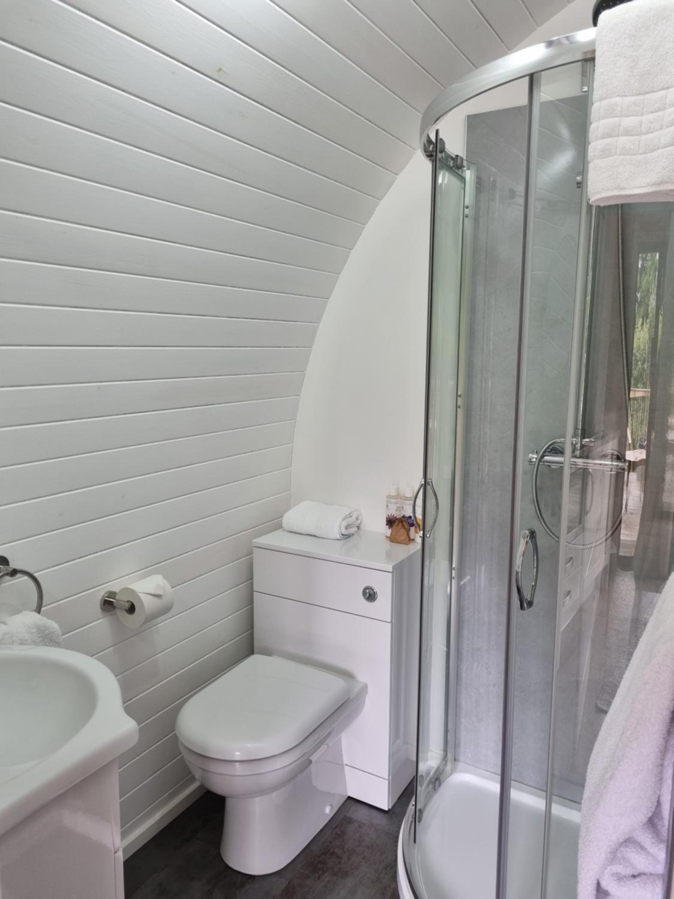 Superior Chalet - Pet Friendly - Photo 5