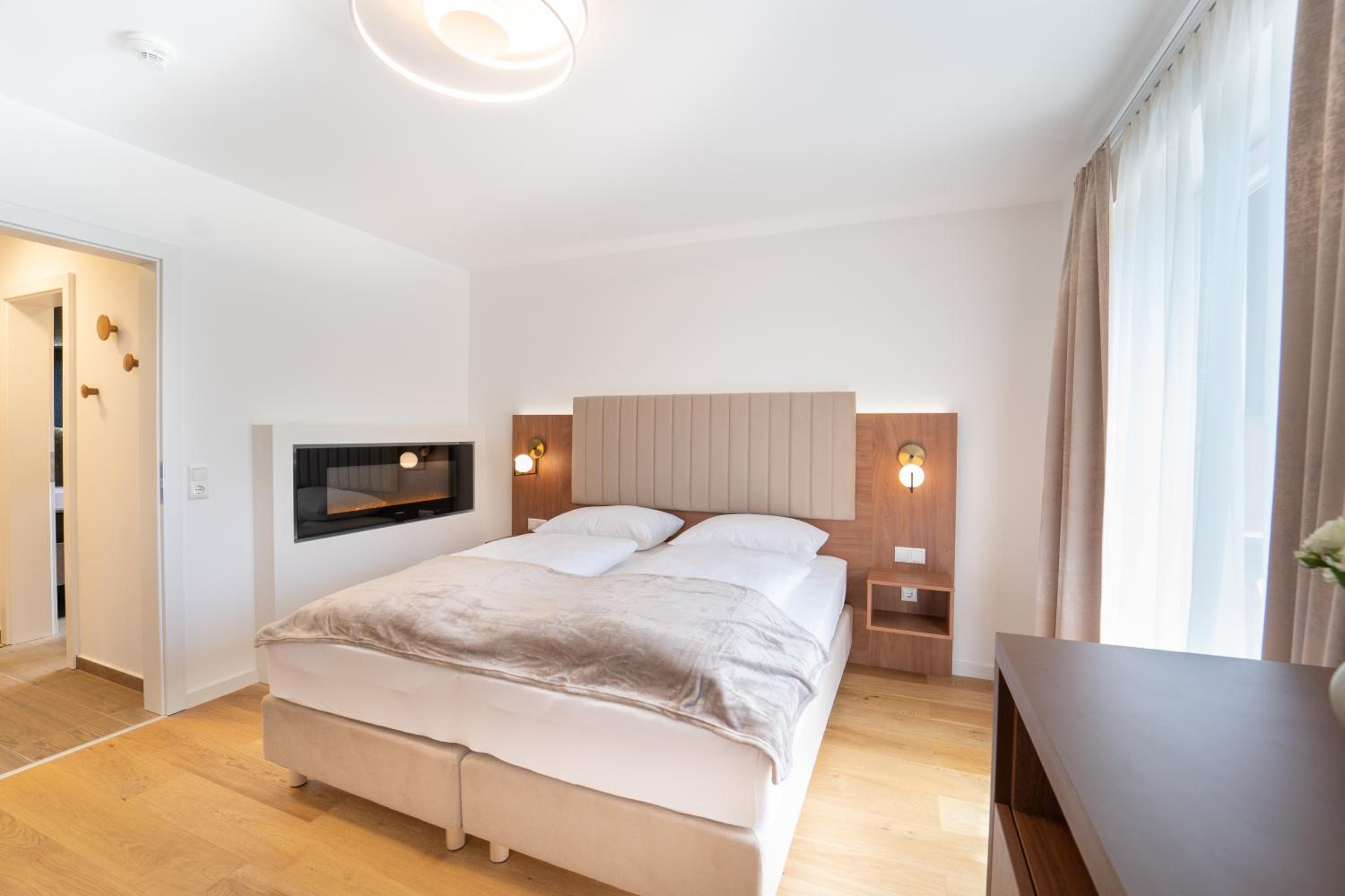 Deluxe double room with electric fireplace and balcony photo 1