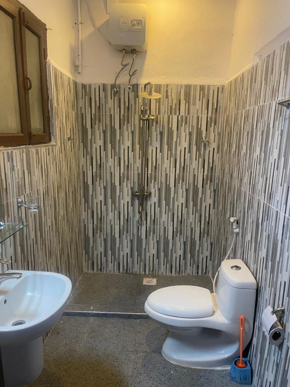 Economy Triple Room with Shared Bathroom photo 3