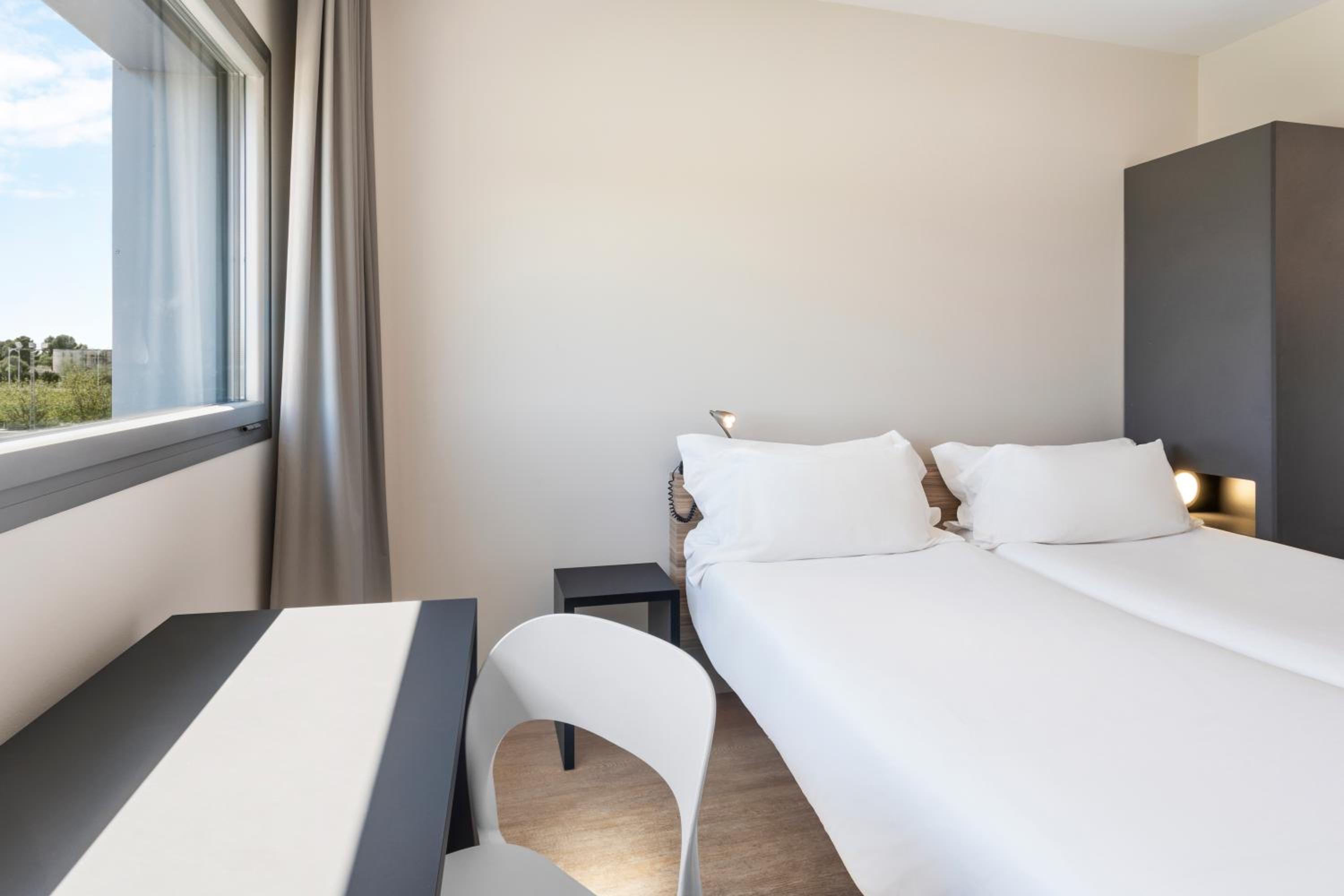 Twin Room thumbnail 5