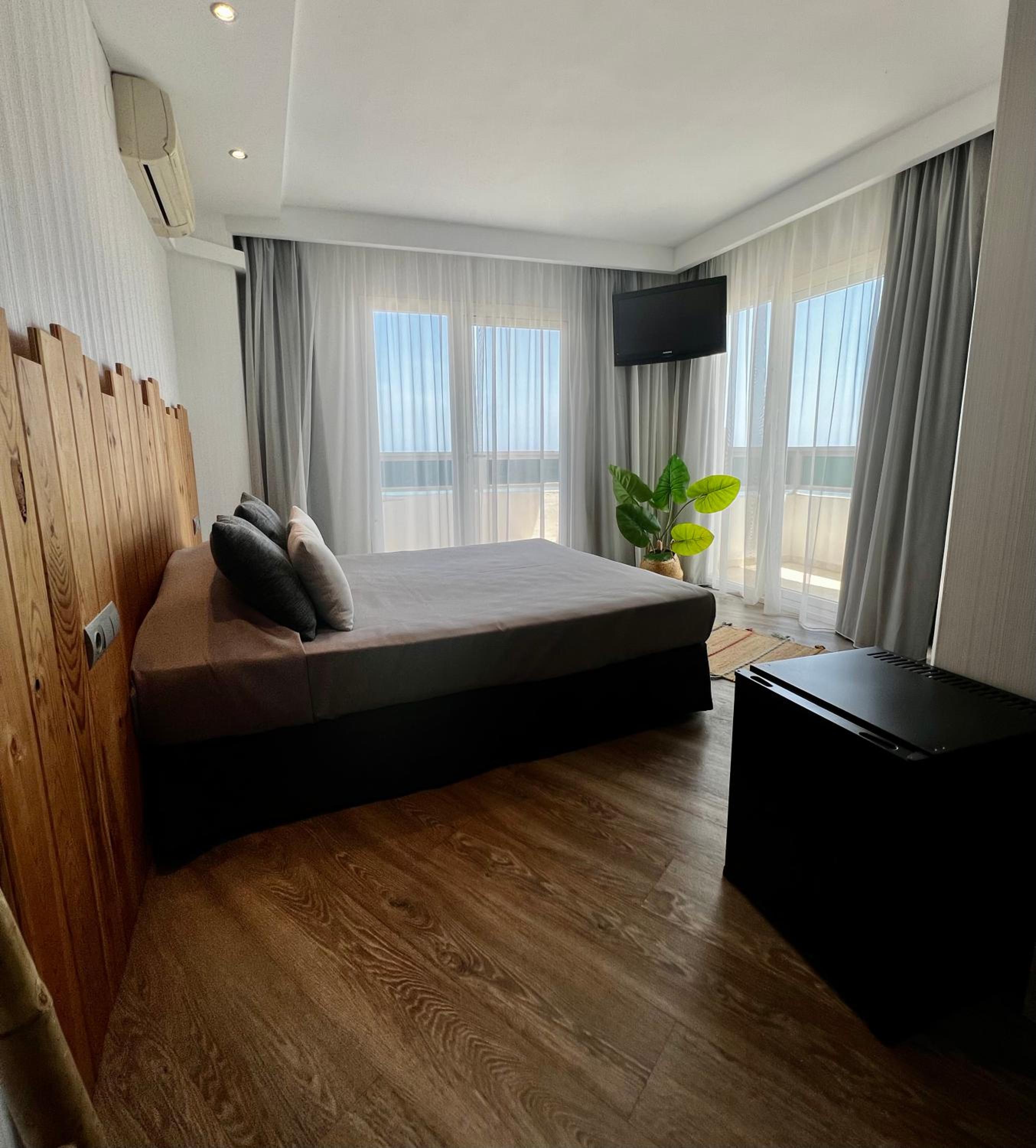 Double Room with Sea View - Photo 3