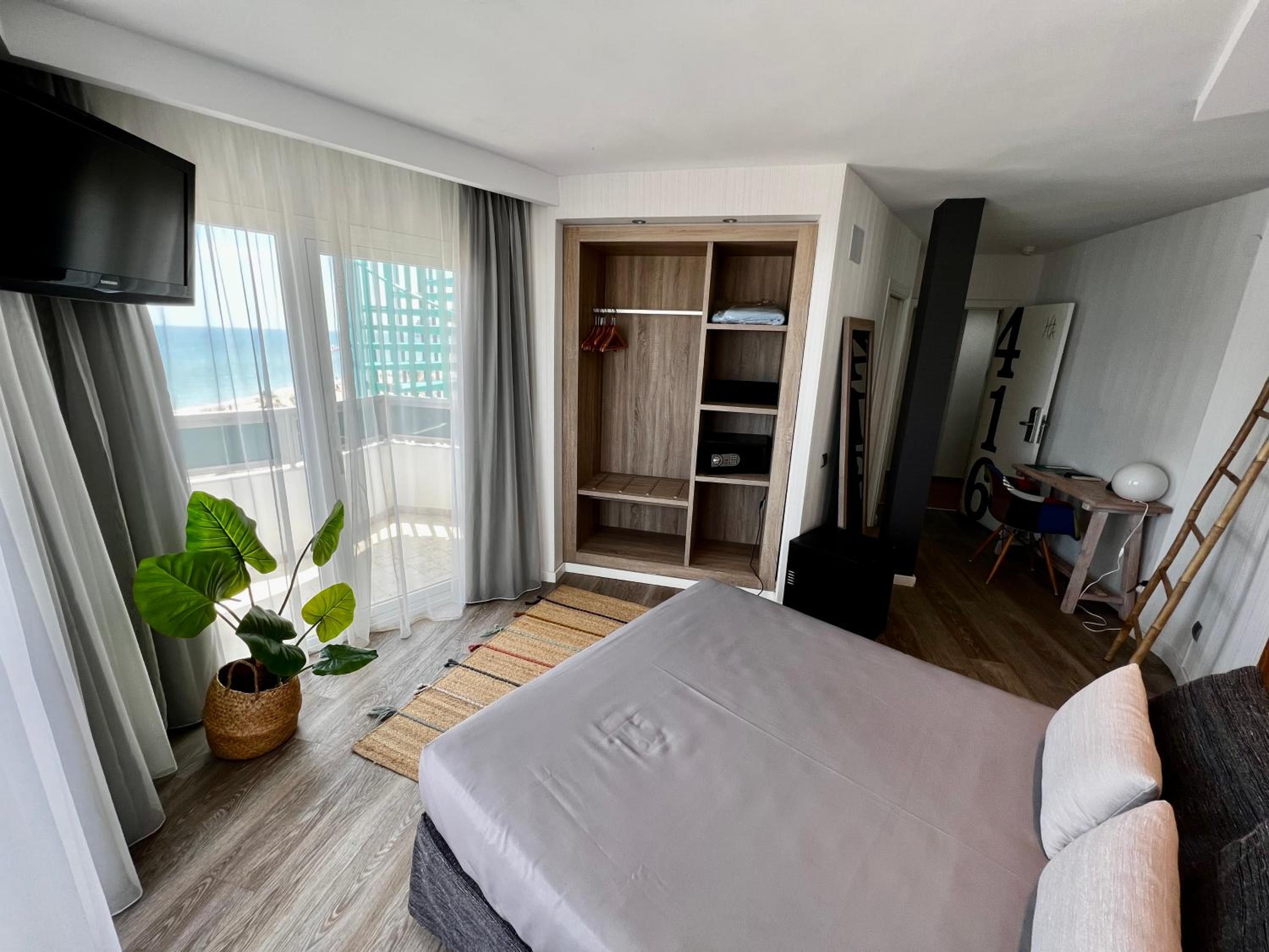 Double Room with Sea View - Photo 7