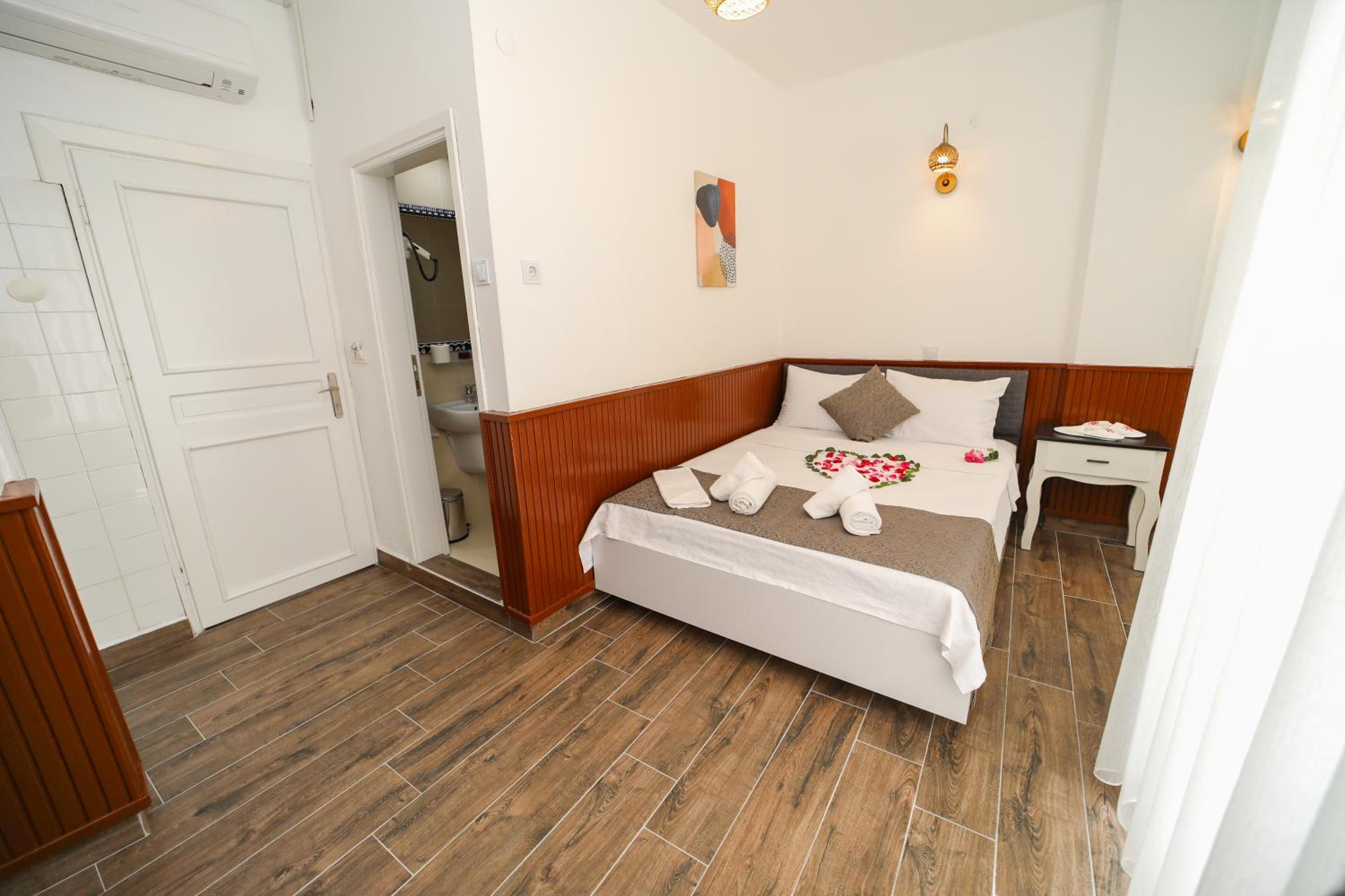 Deluxe Double Room with Balcony and Sea View photo 1