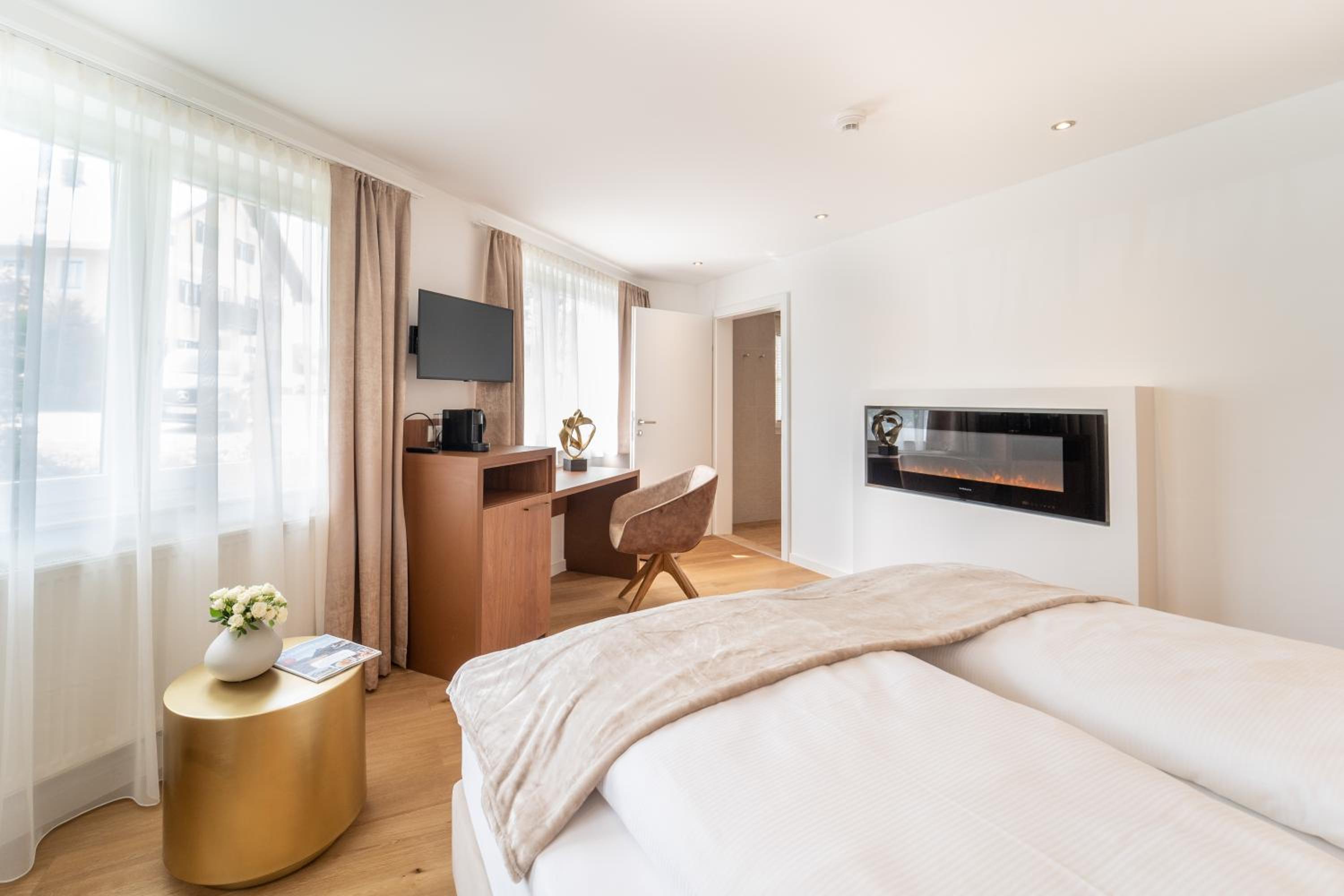 Deluxe double room with electric fireplace - Photo 3