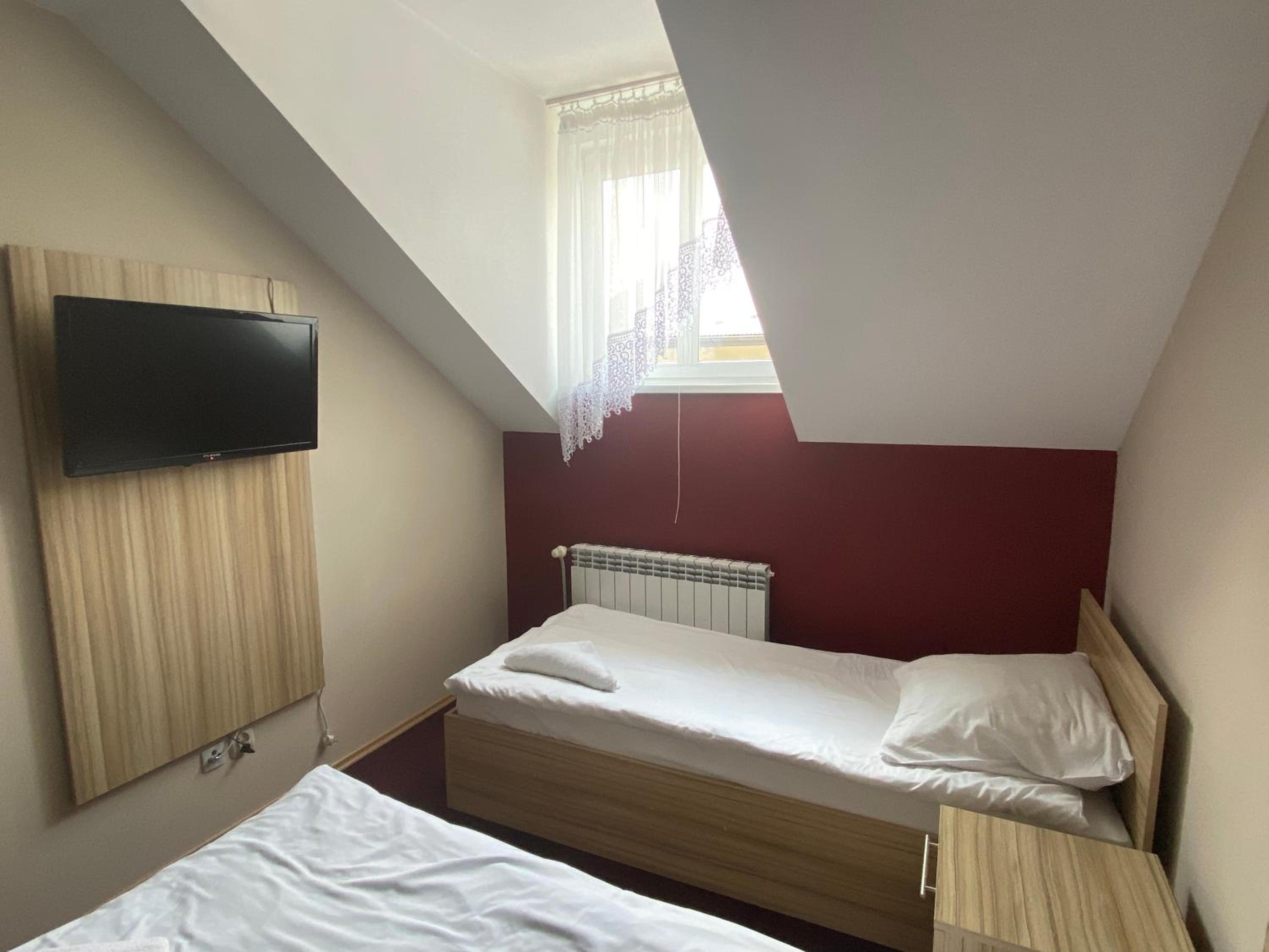 Large Twin Room - Photo 18
