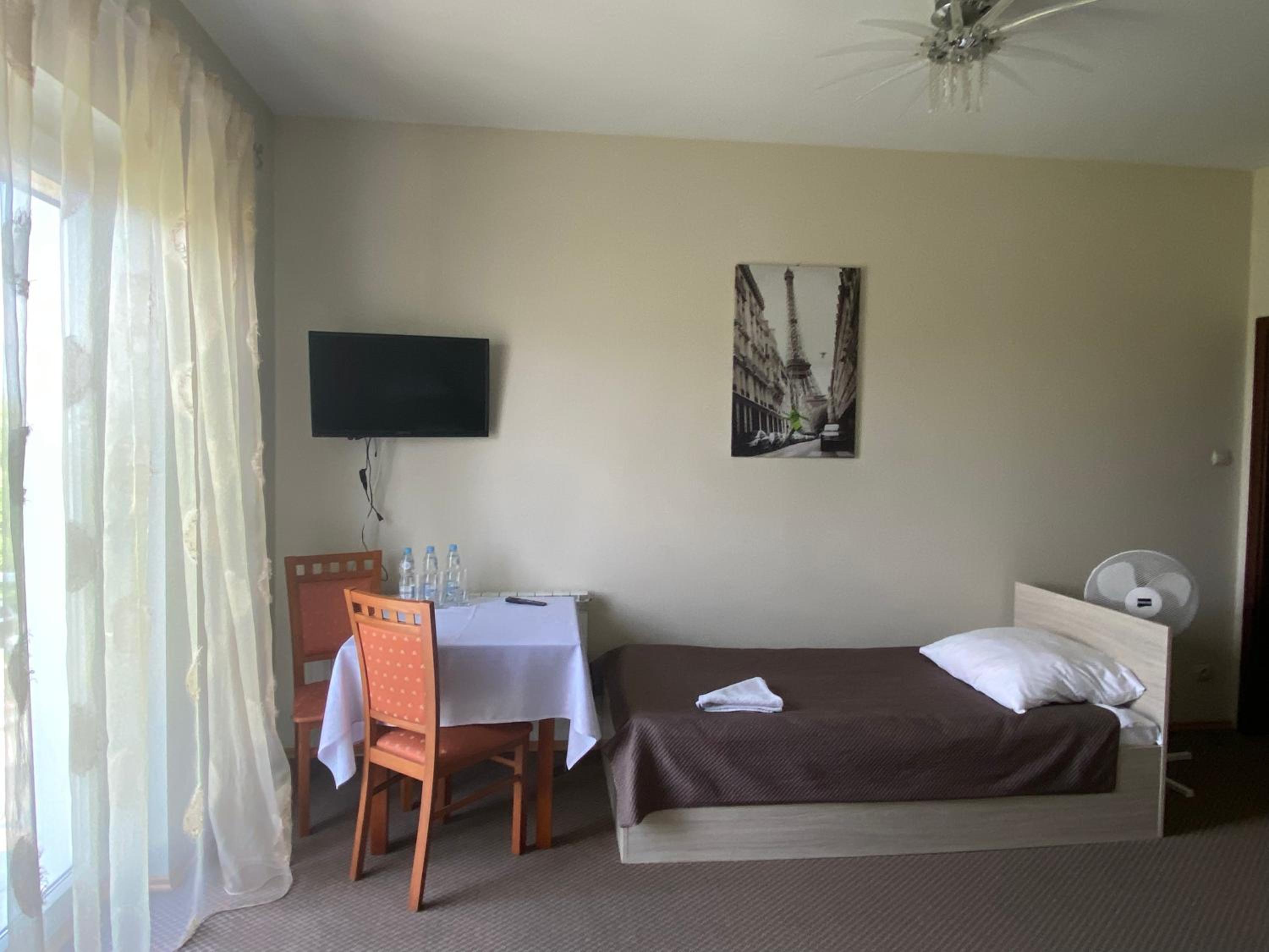 Large Twin Room - Photo 19