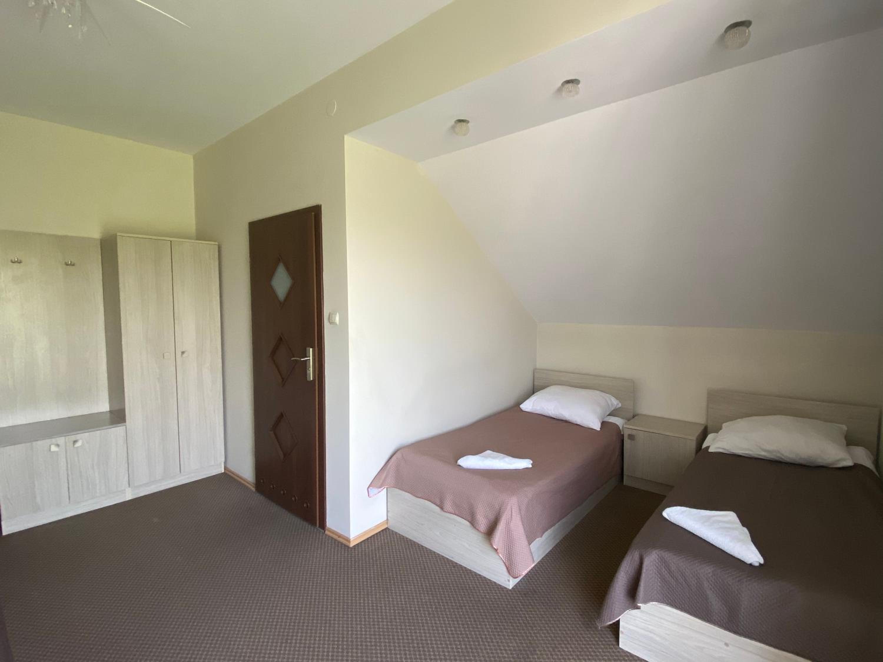 Large Twin Room - Photo 9