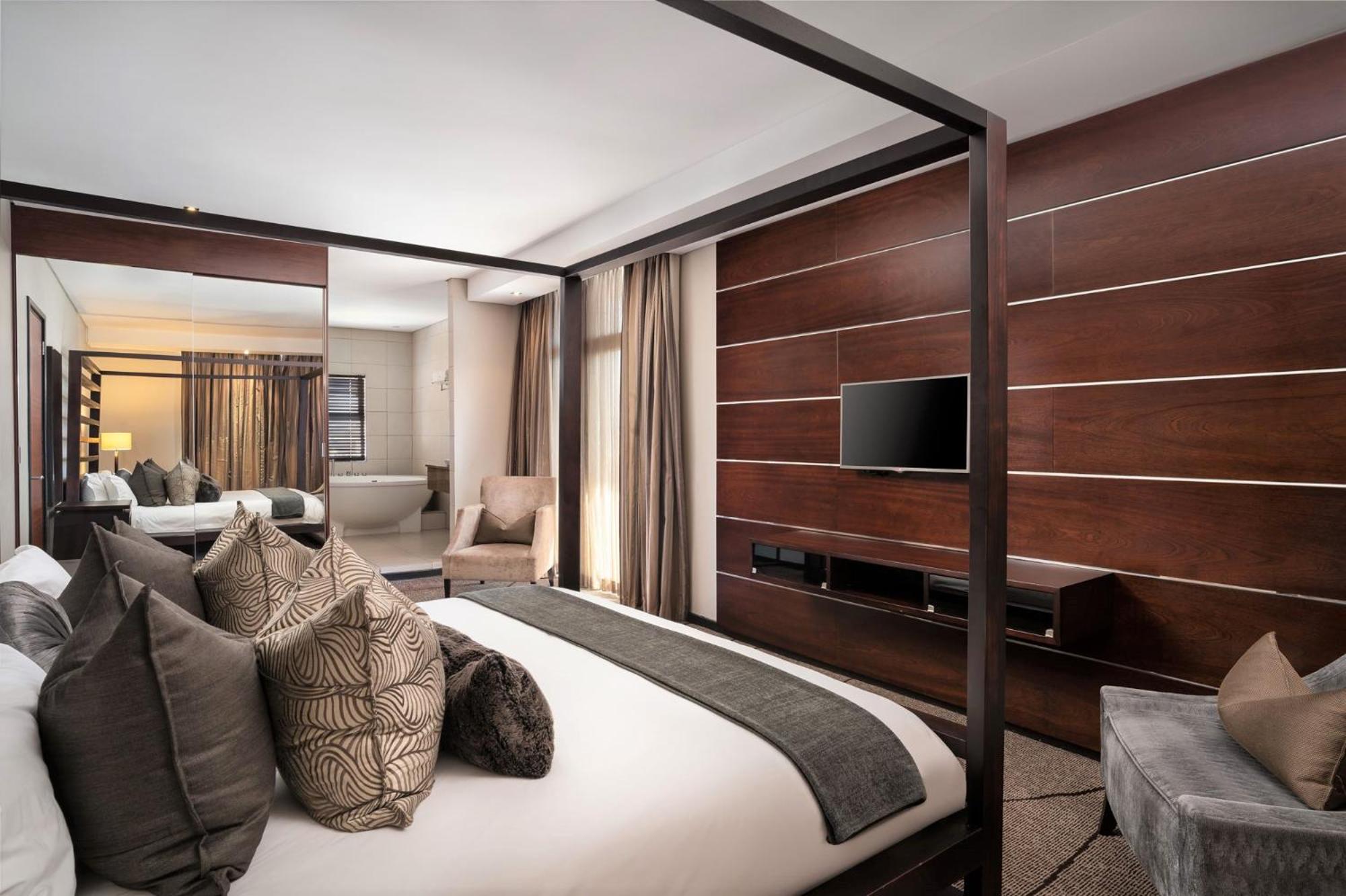 Ambassador Suite with King Bed - Photo 4