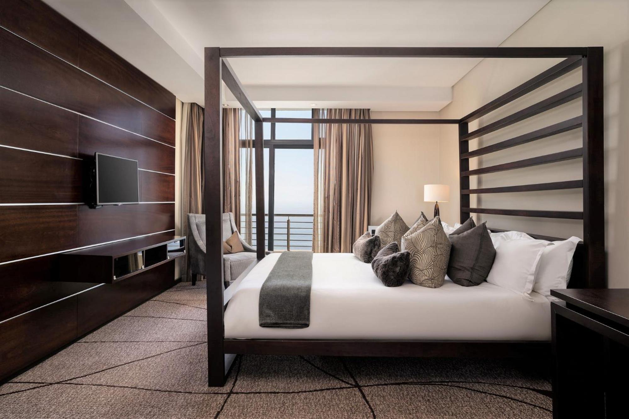 Ambassador Suite with King Bed - Photo 3