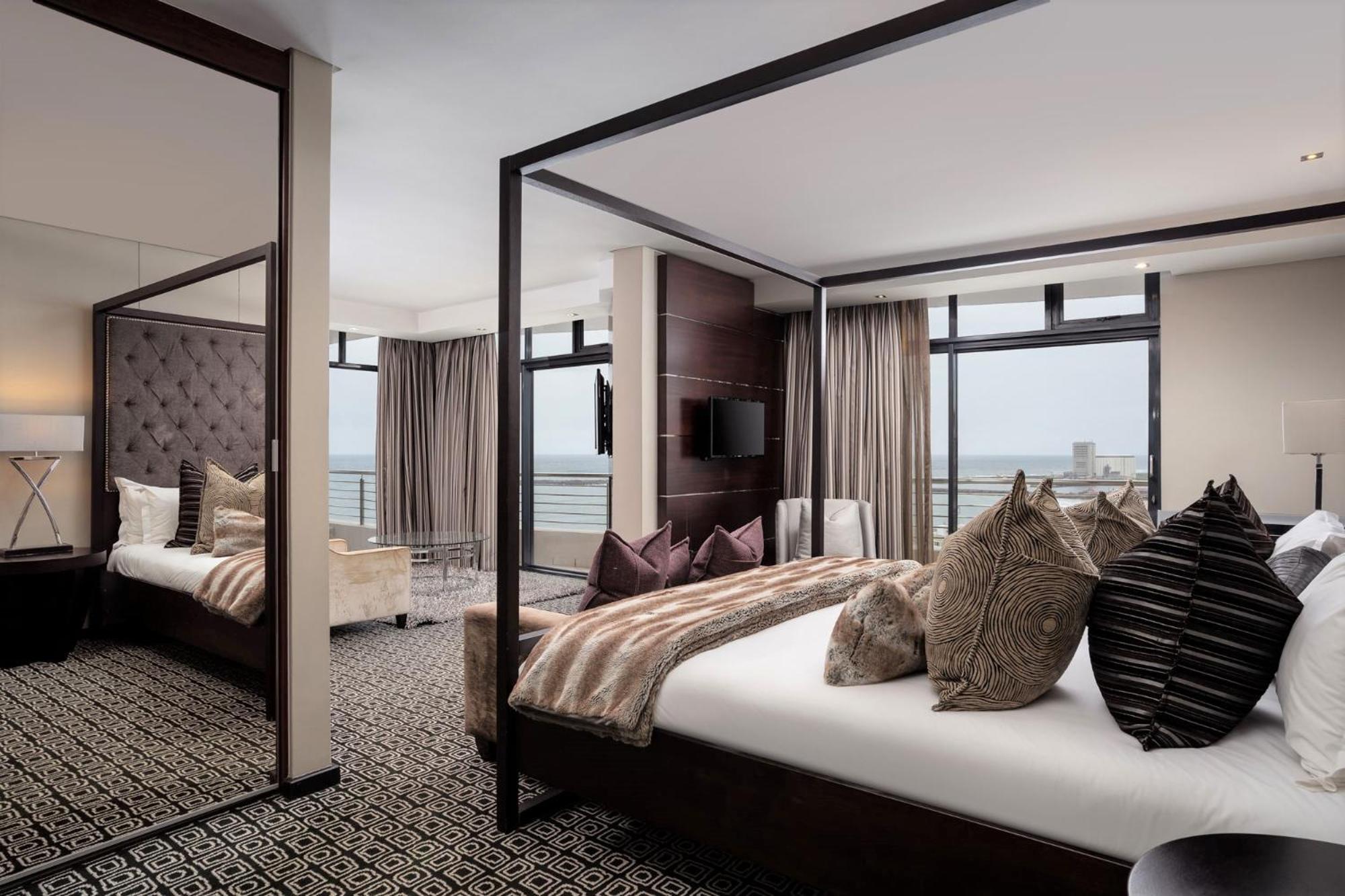 Ambassador Suite with King Bed - Photo 1