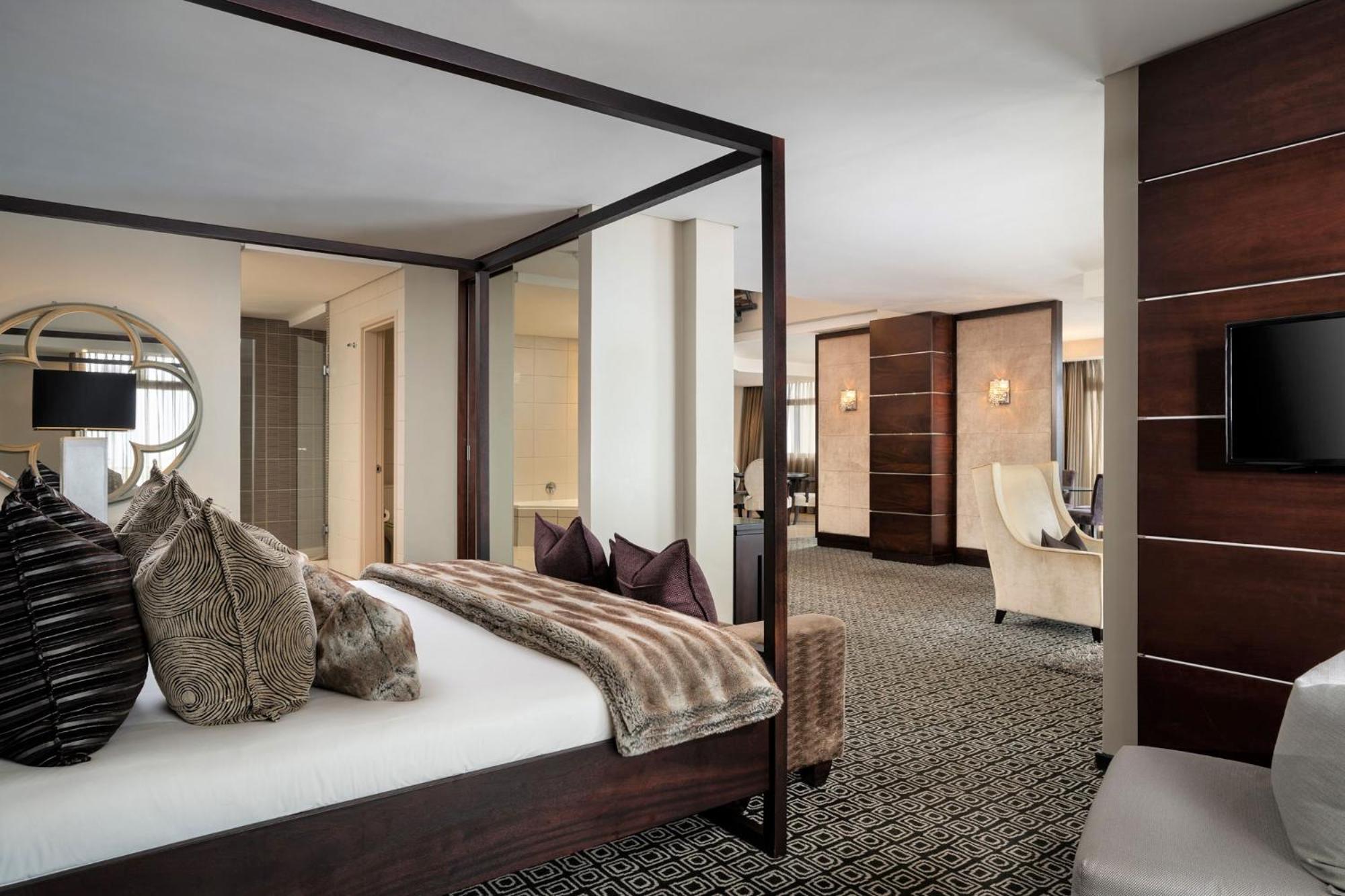 Ambassador Suite with King Bed - Photo 2