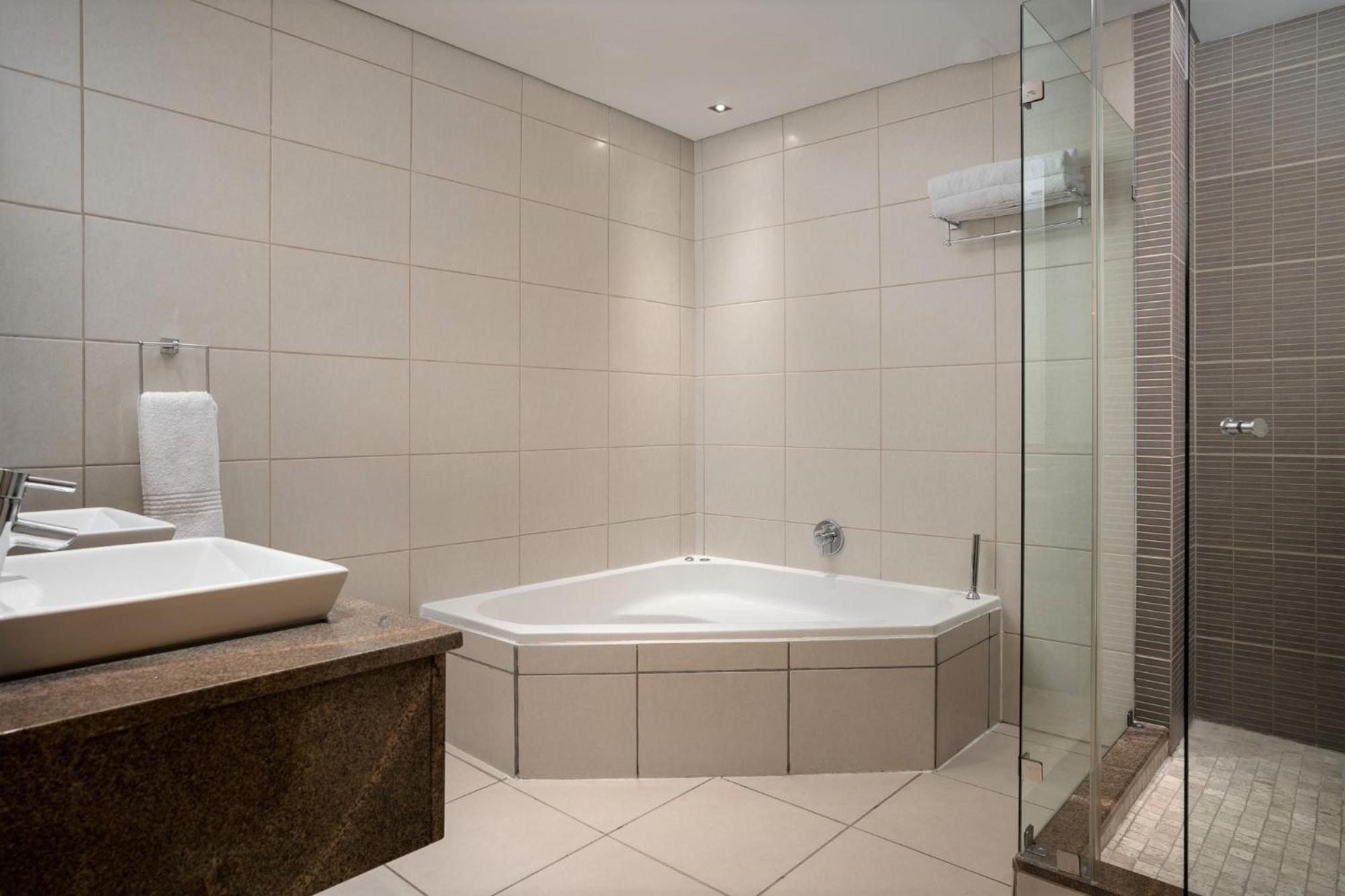 Premier Suite - Photo 5