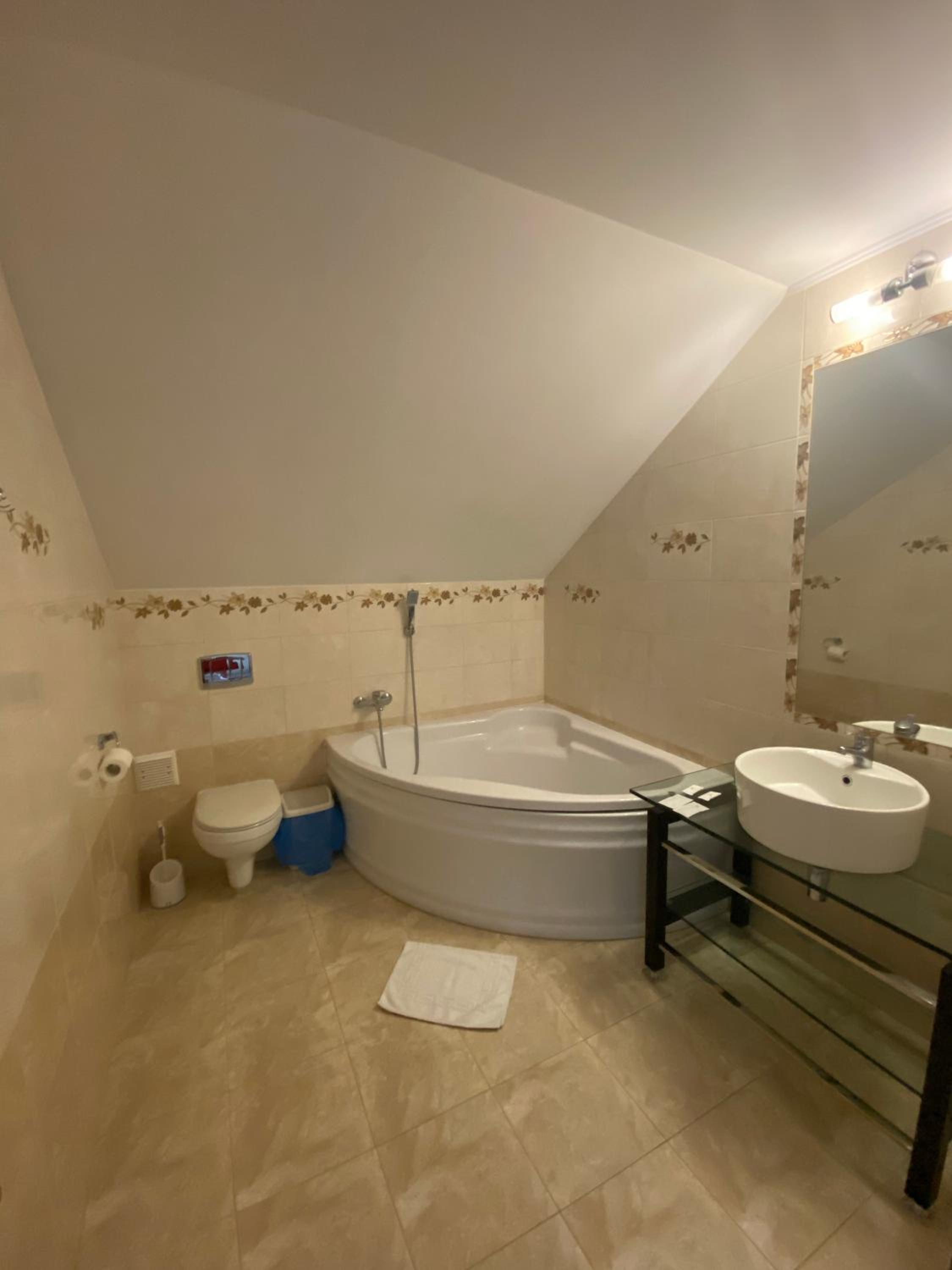 Deluxe Double Room with Bath - Photo 3