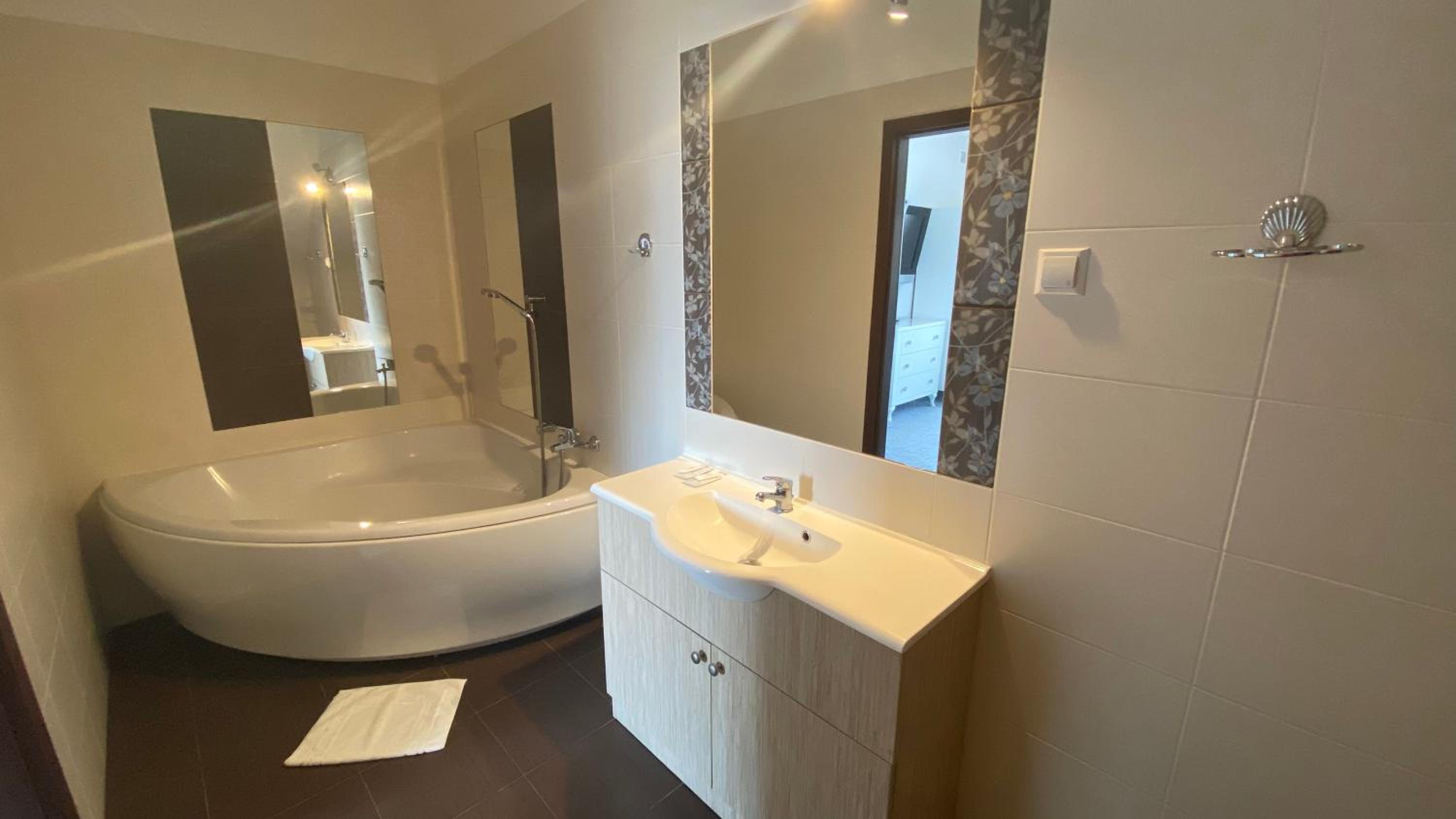 Deluxe Double Room with Bath - Photo 2