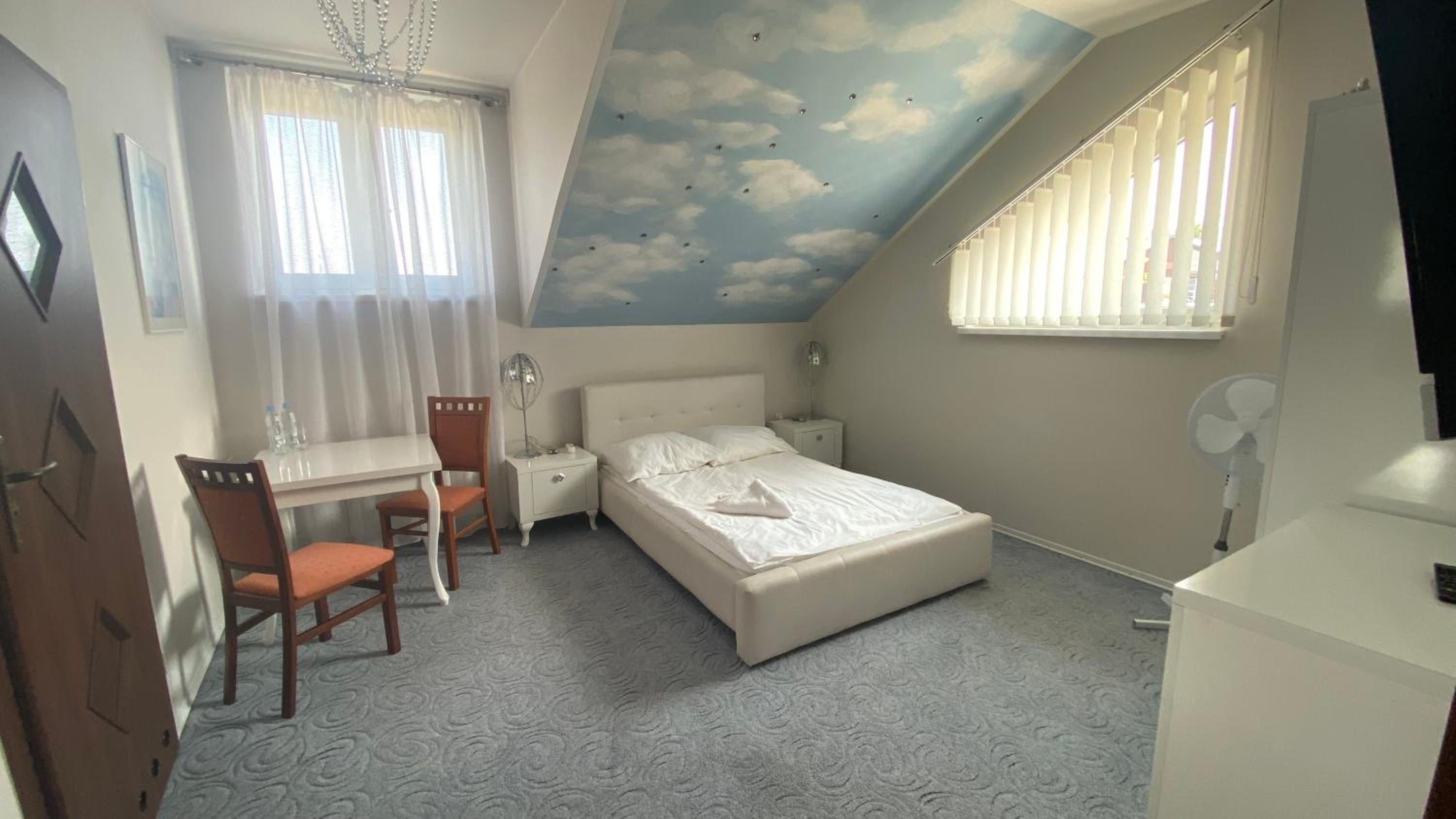 Deluxe Double Room with Bath - Photo 4