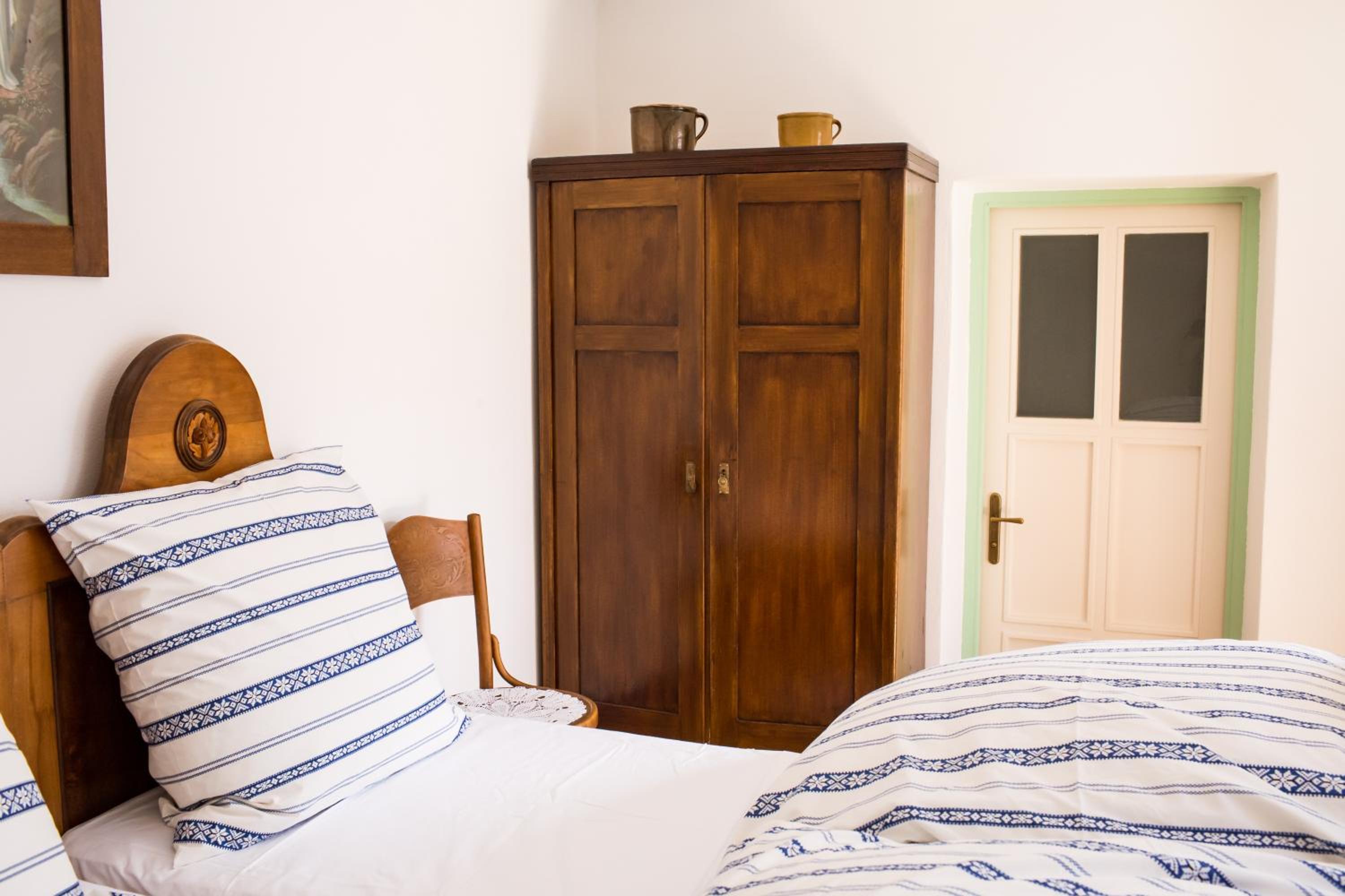 Deluxe Double Room with Bath - Photo 6