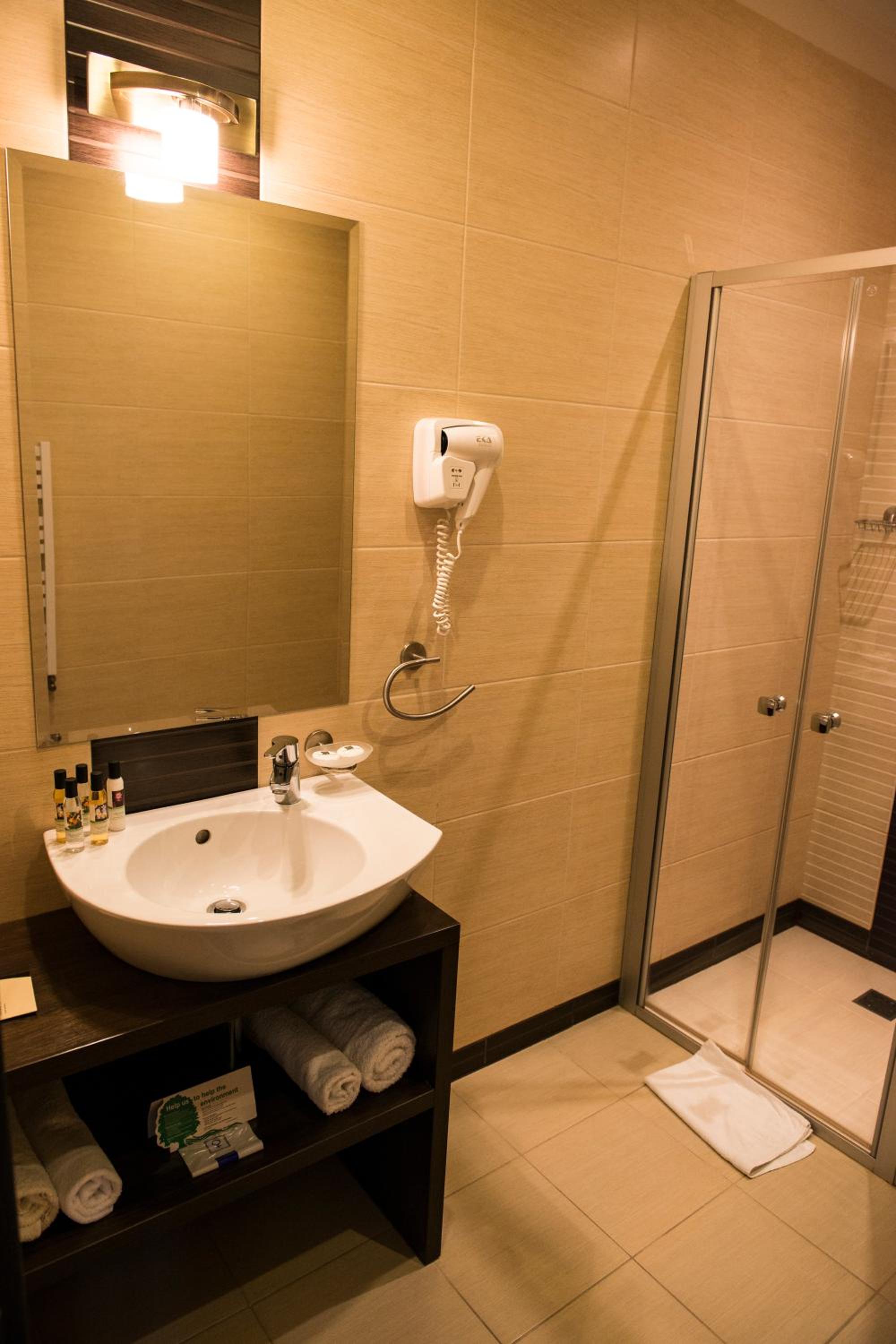 Double Room with Balcony - Photo 3