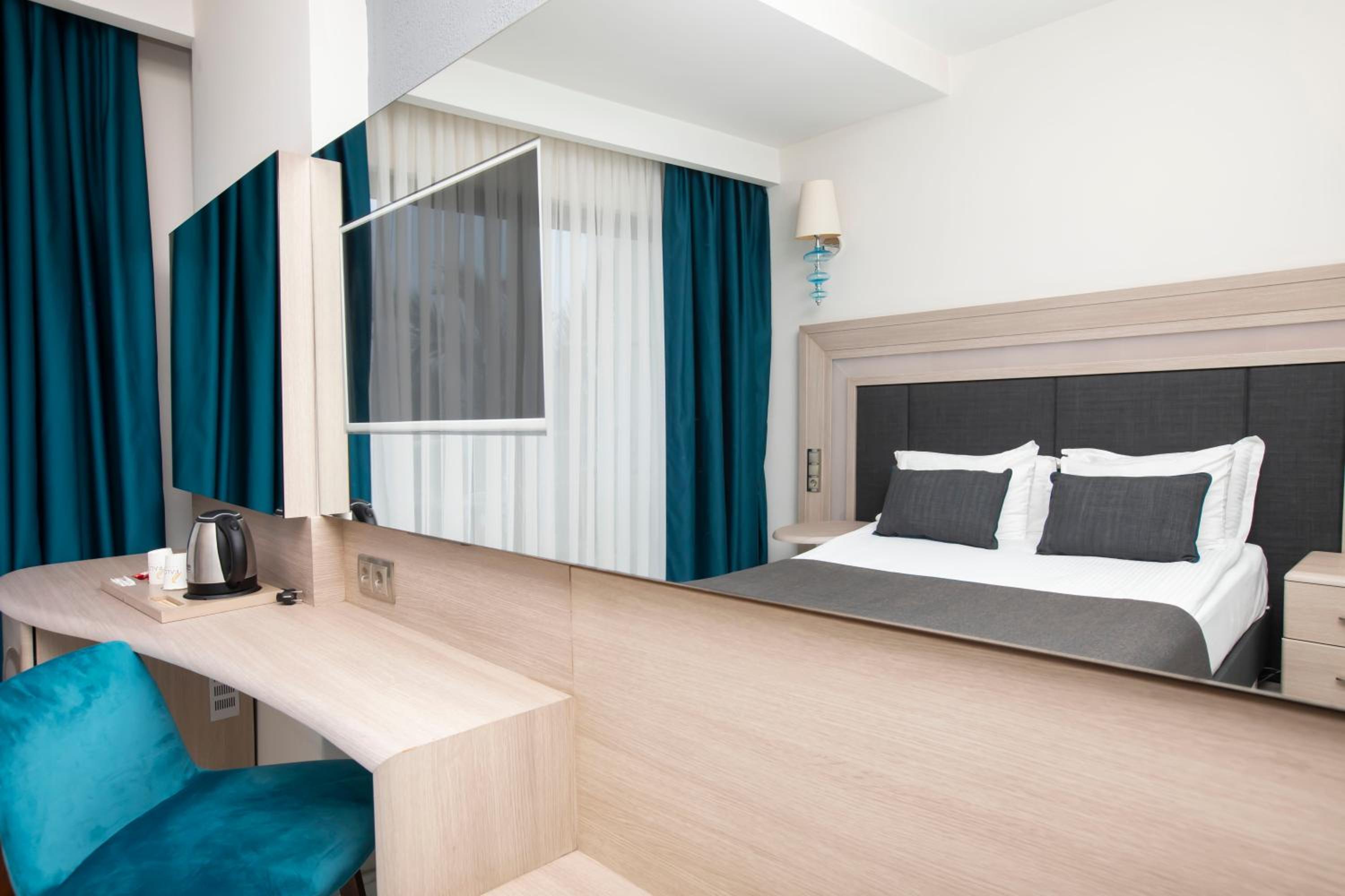 Standard Double or Twin Room with Land View thumbnail 5