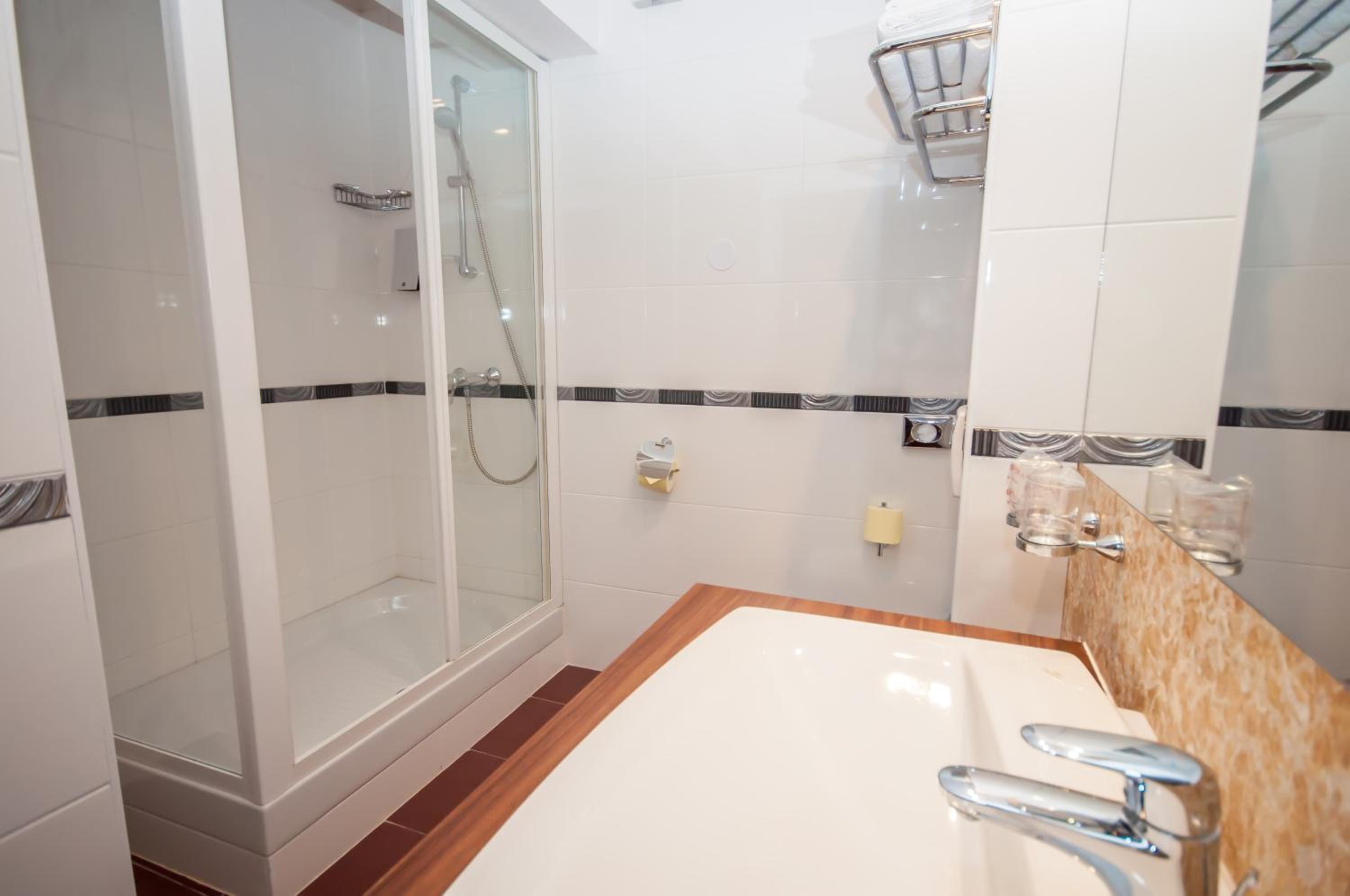One-Bedroom Suite with Balcony and Sea View photo 2