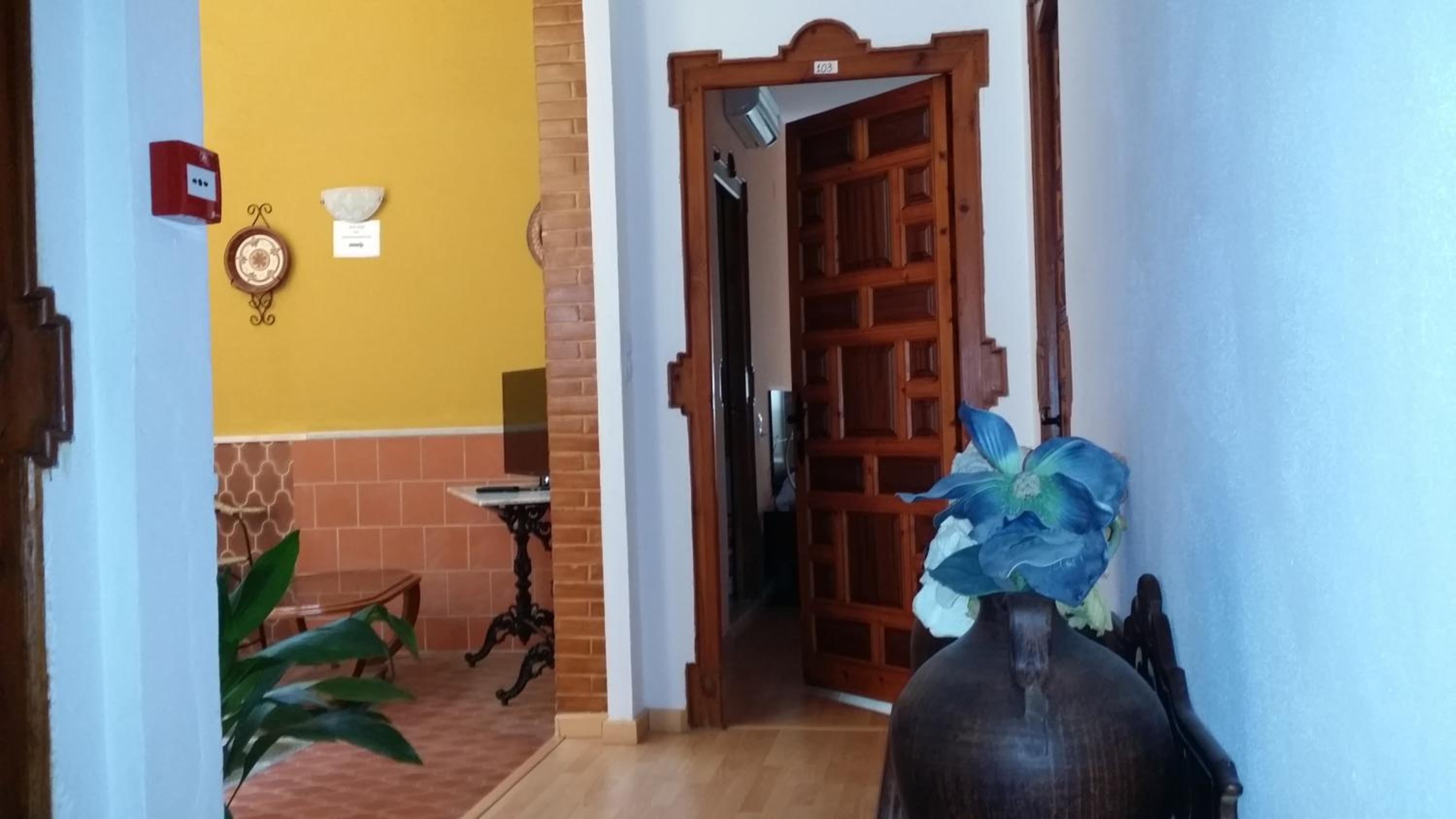 Double or Twin Room - Photo 11