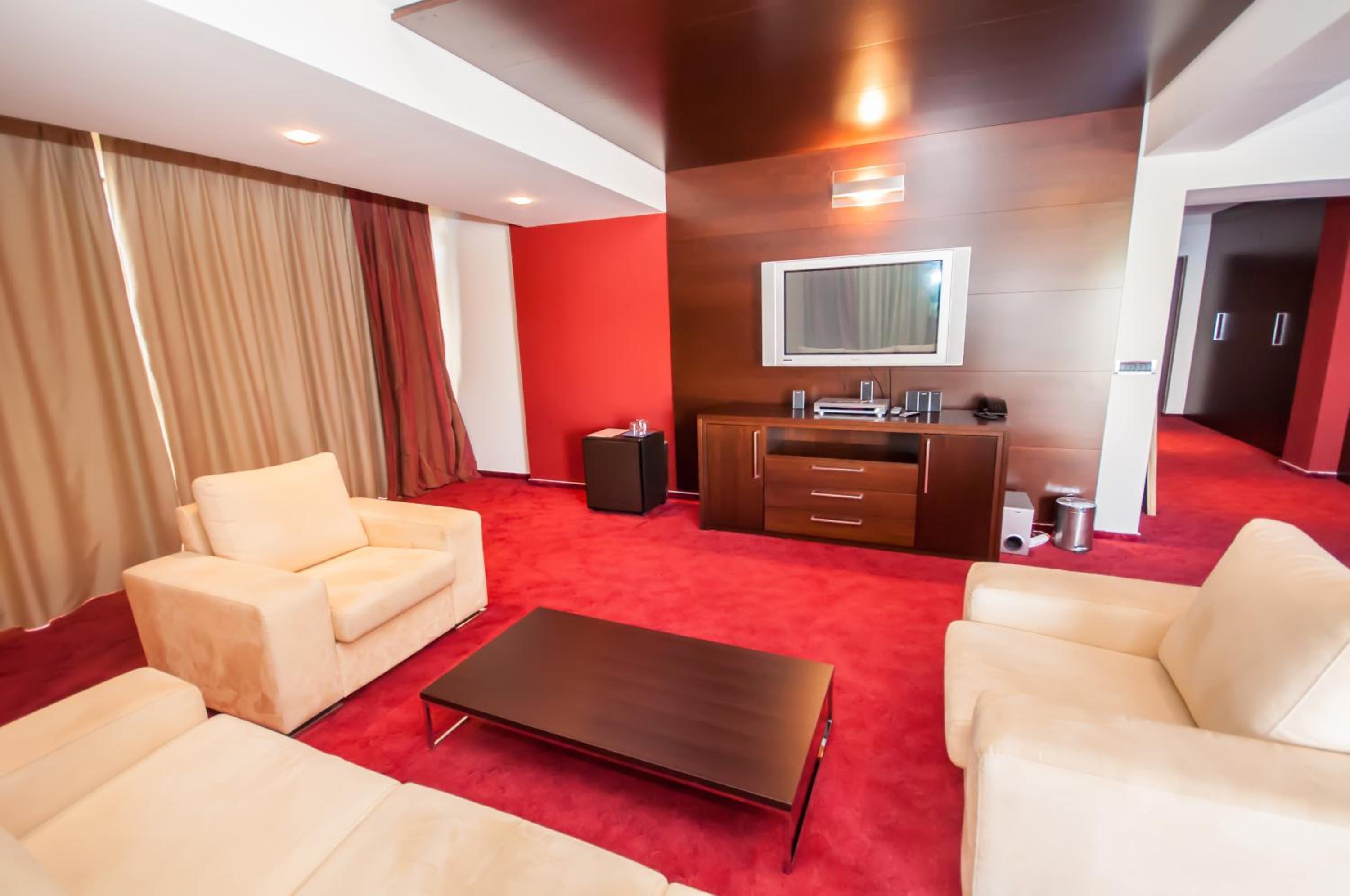 Two-Bedroom Suite with Balcony and Sea View photo 2