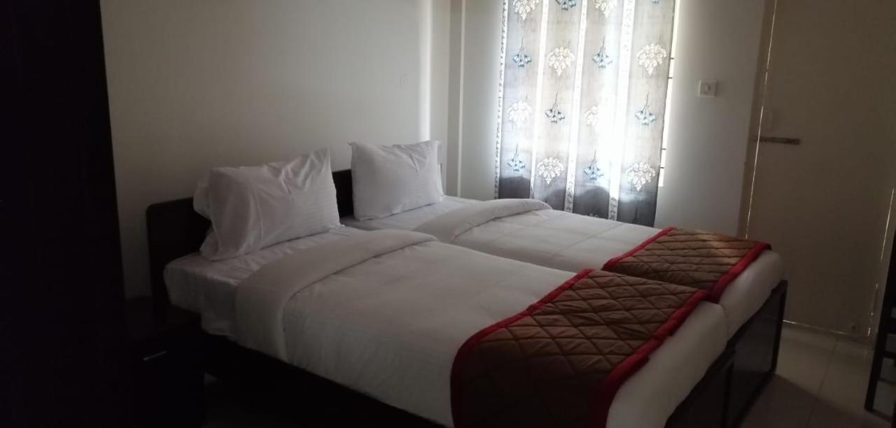 Deluxe Queen Room - Photo 9
