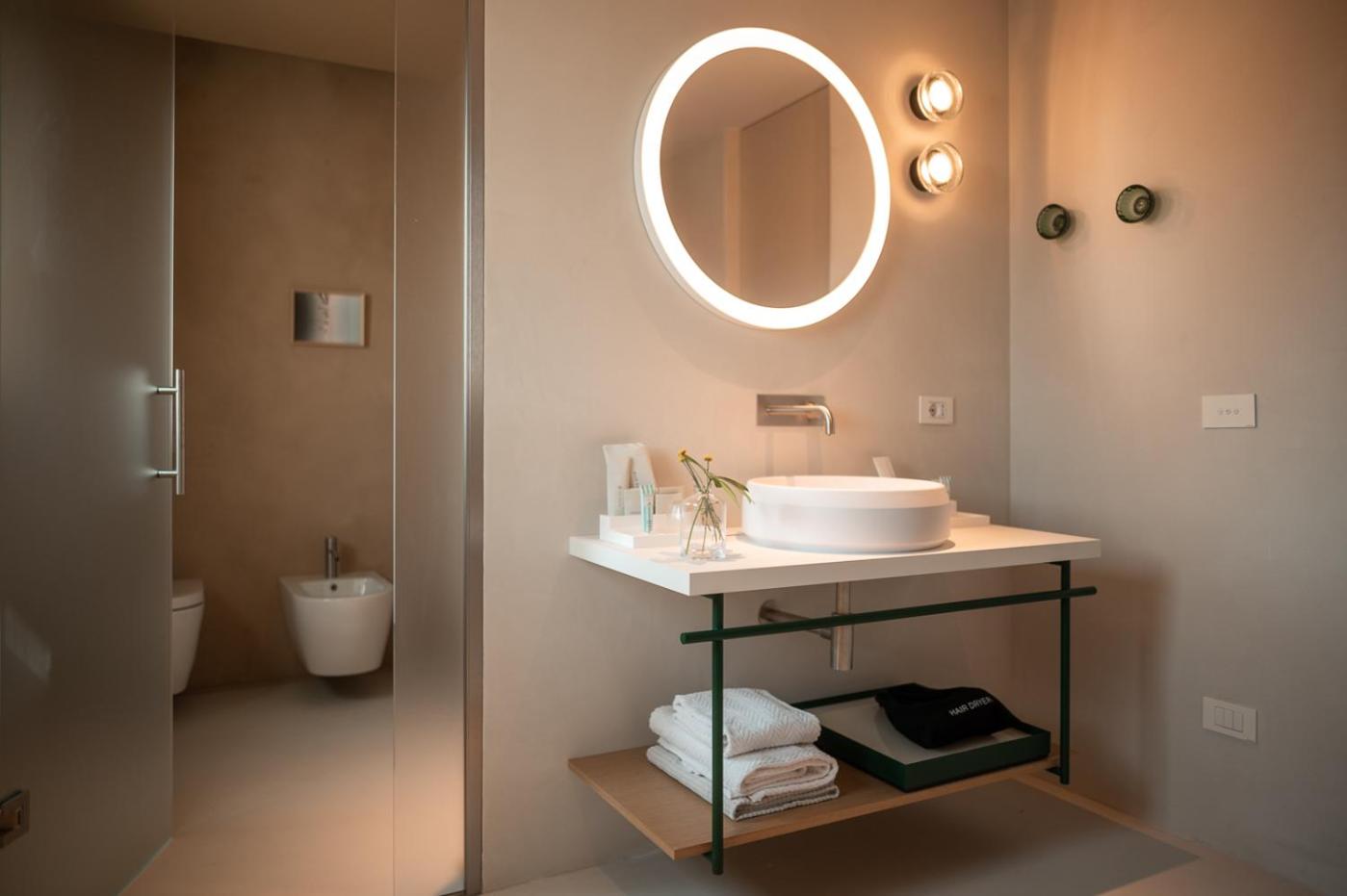Junior Suite with Balcony - Photo 9