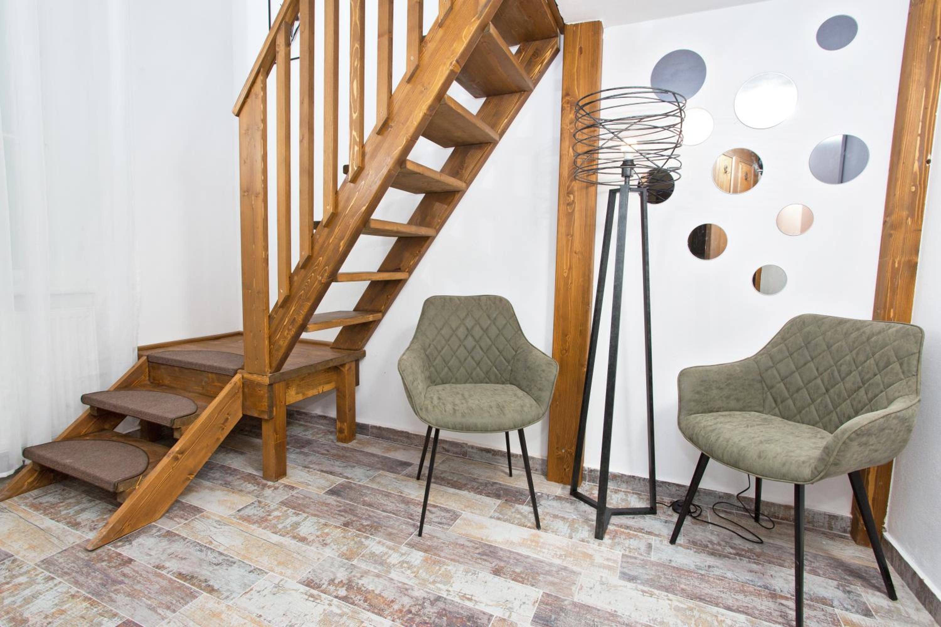 Studio - Split Level - Photo 1