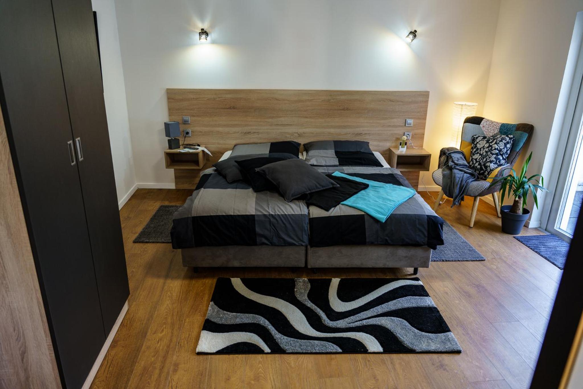 One-Bedroom Apartment photo 1