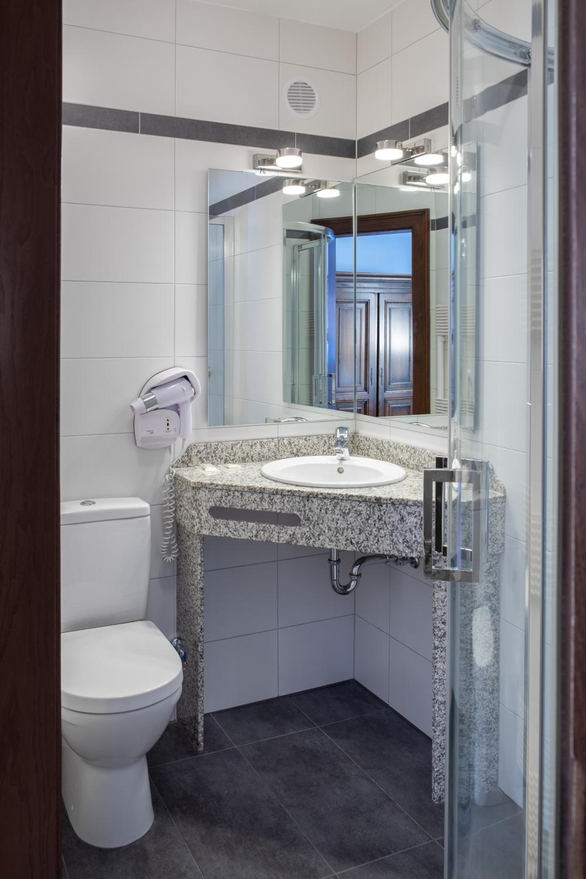 Double Room - Photo 7