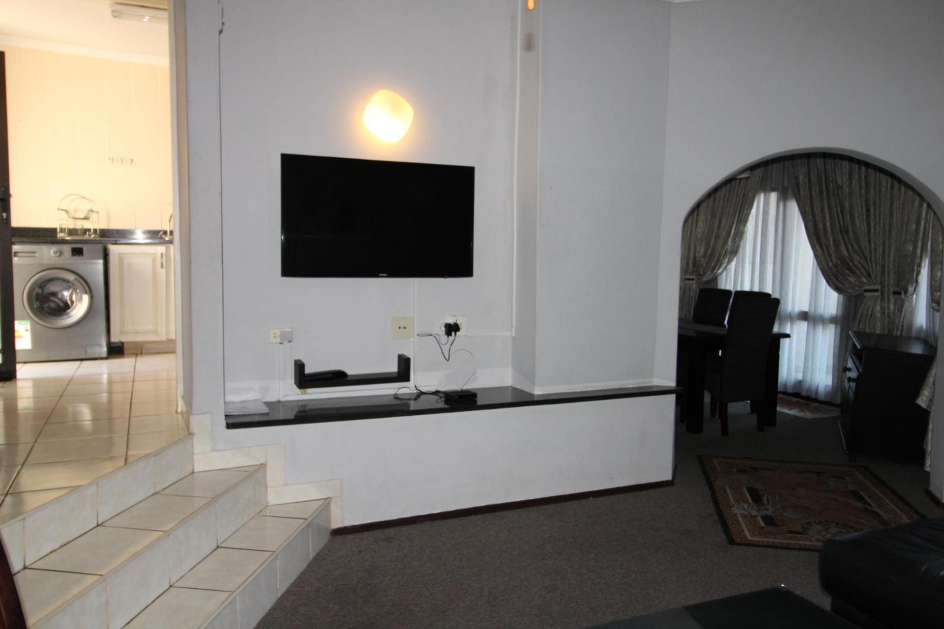 Three-Bedroom Apartment photo 2