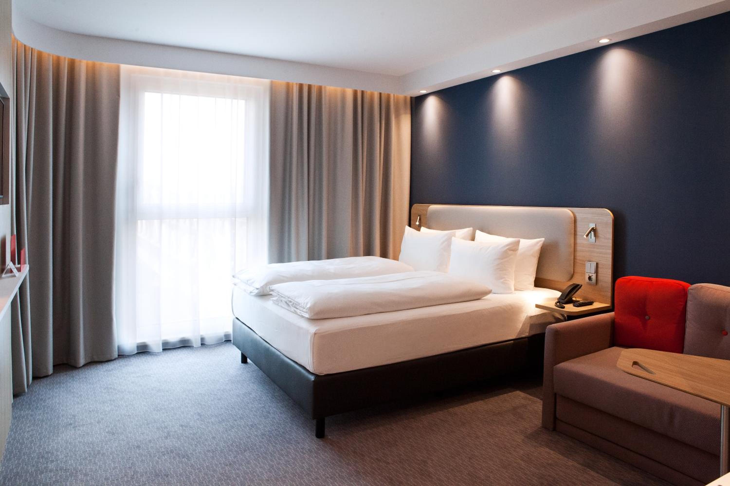 Standard Queen Room with Sofa Bed - Non-Smoking photo 2
