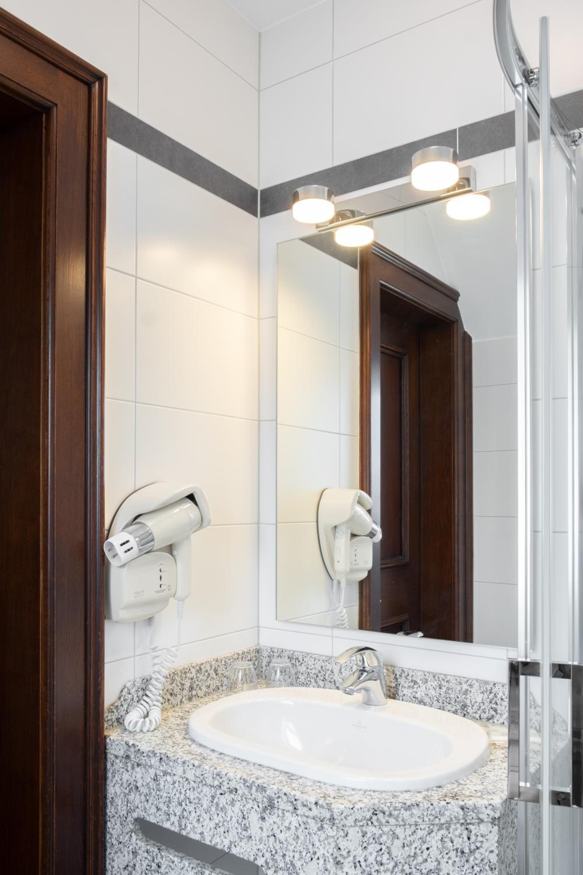 Superior Double or Twin Room - Photo 18