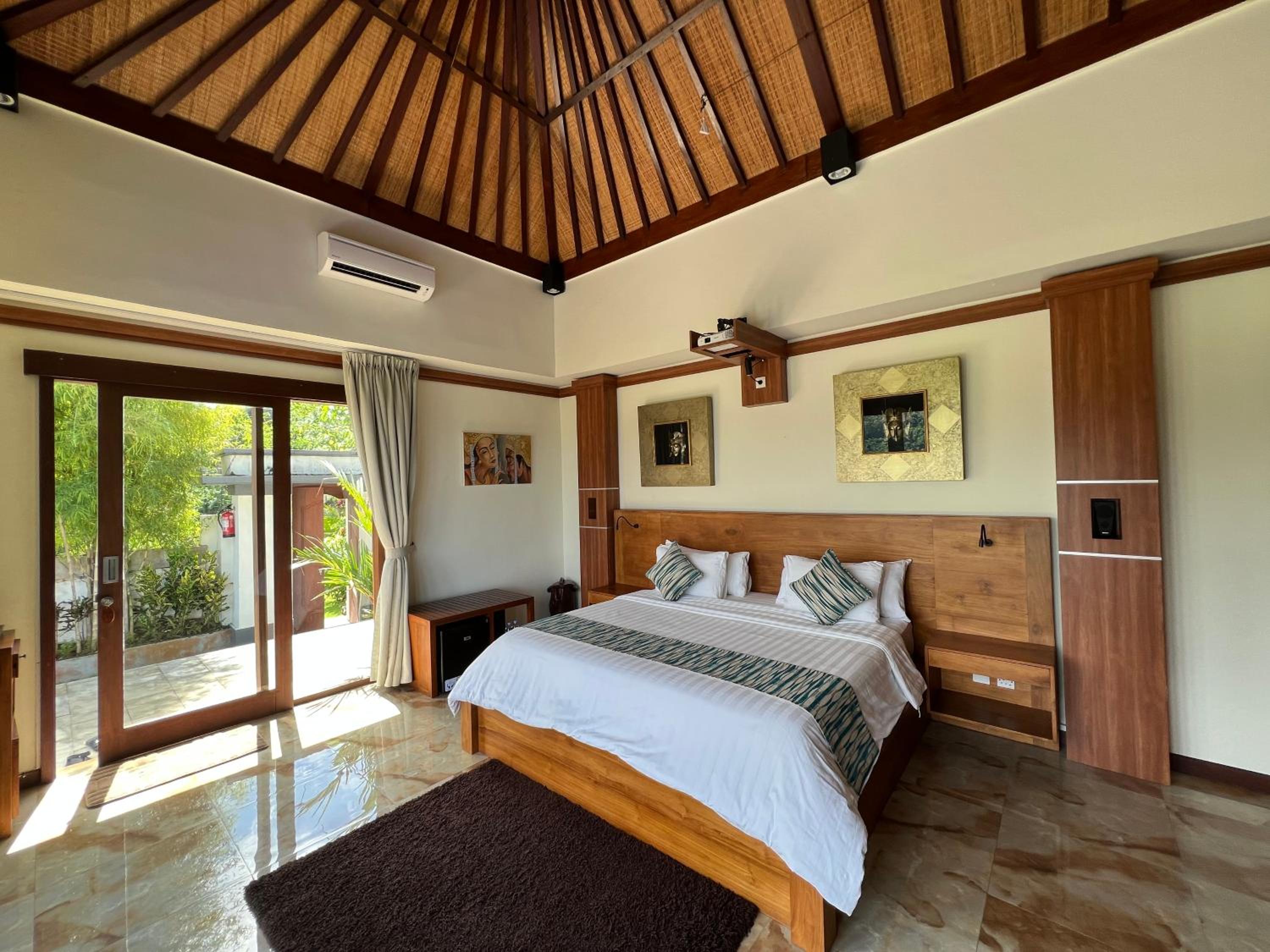 Villa with Private Pool - Photo 38