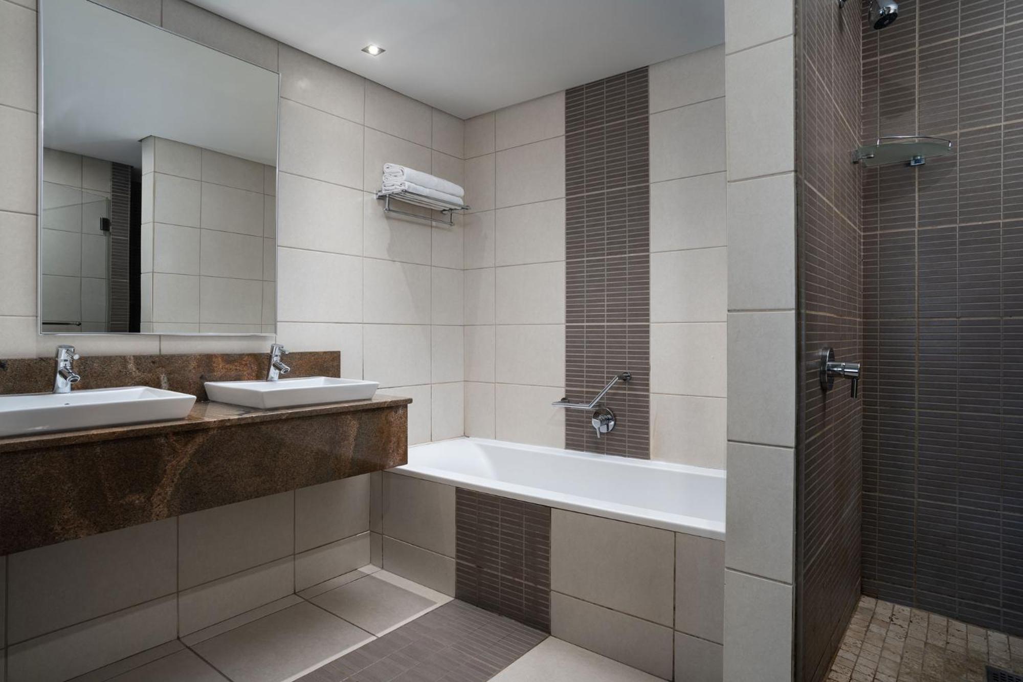 Suite with Queen Bed - Photo 4