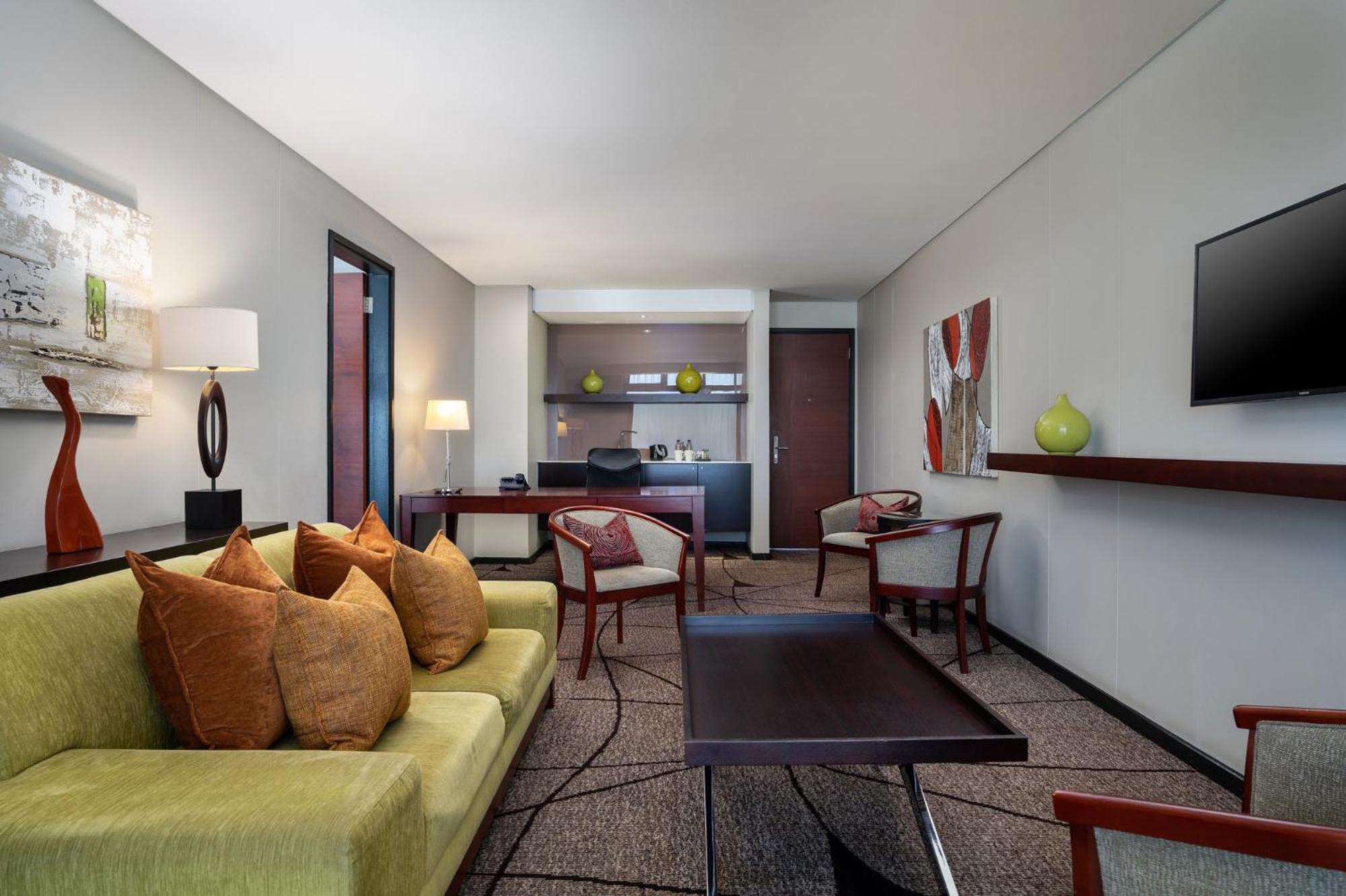 Suite with Queen Bed - Photo 1