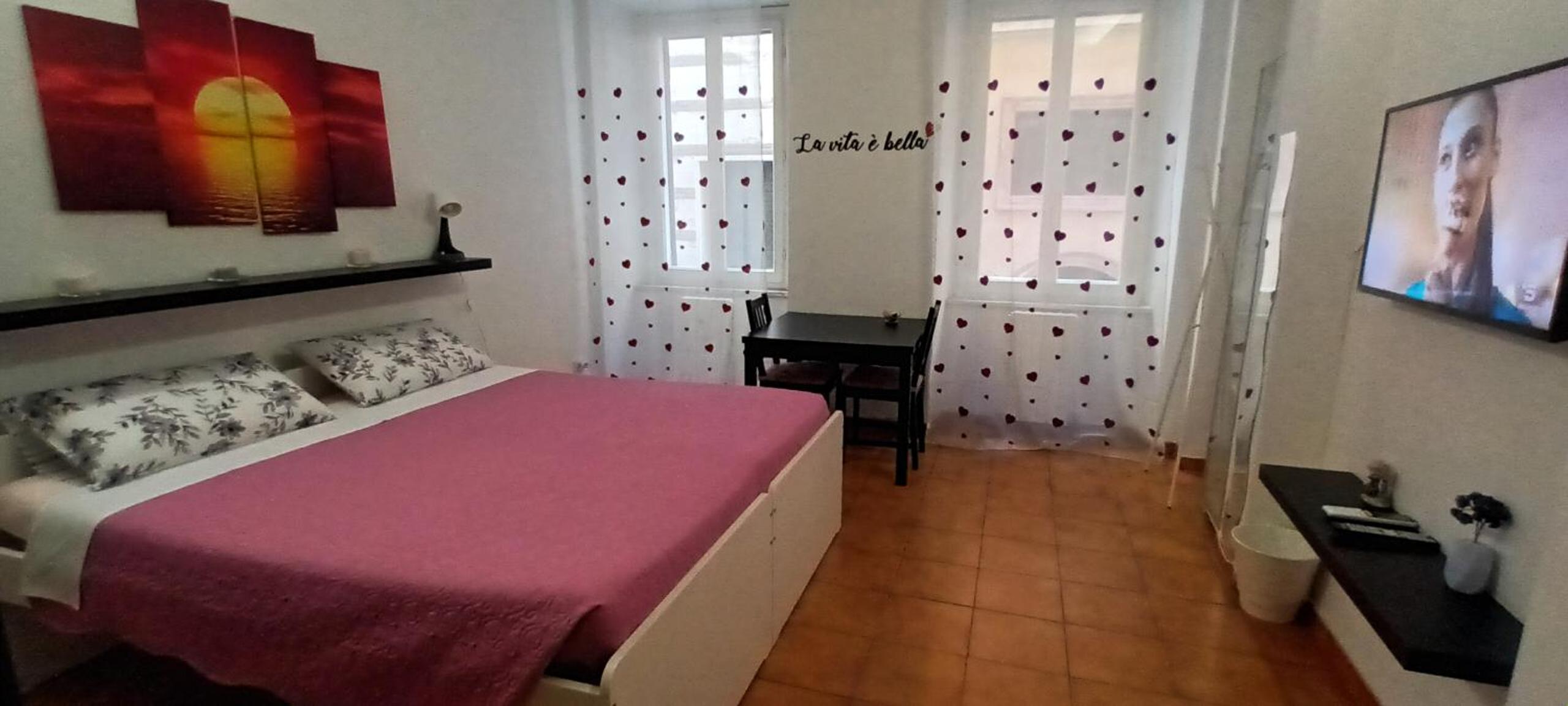 King Room with Private External Bathroom - Photo 3