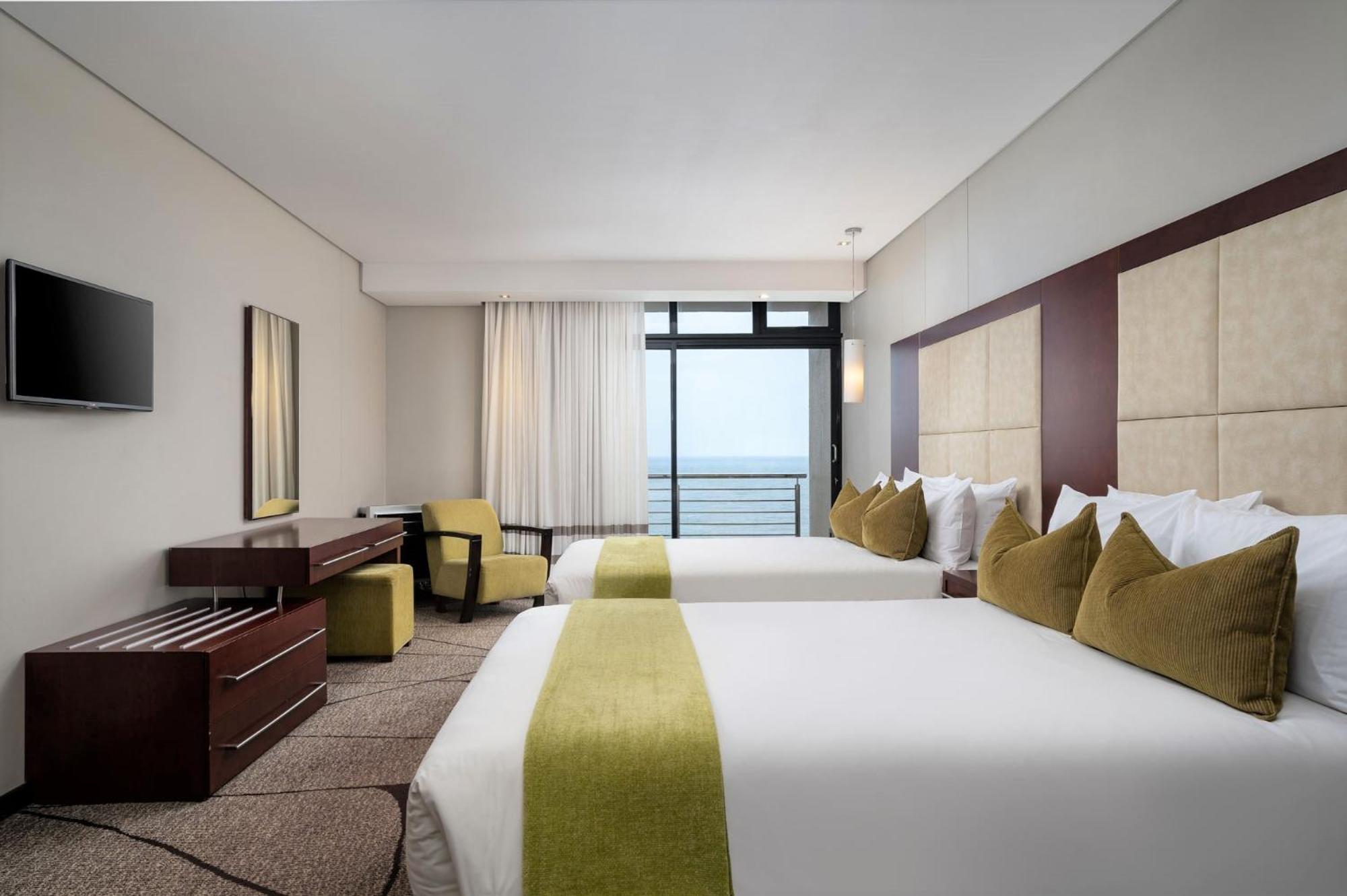 Executive Suite with Two Double Beds - Photo 1