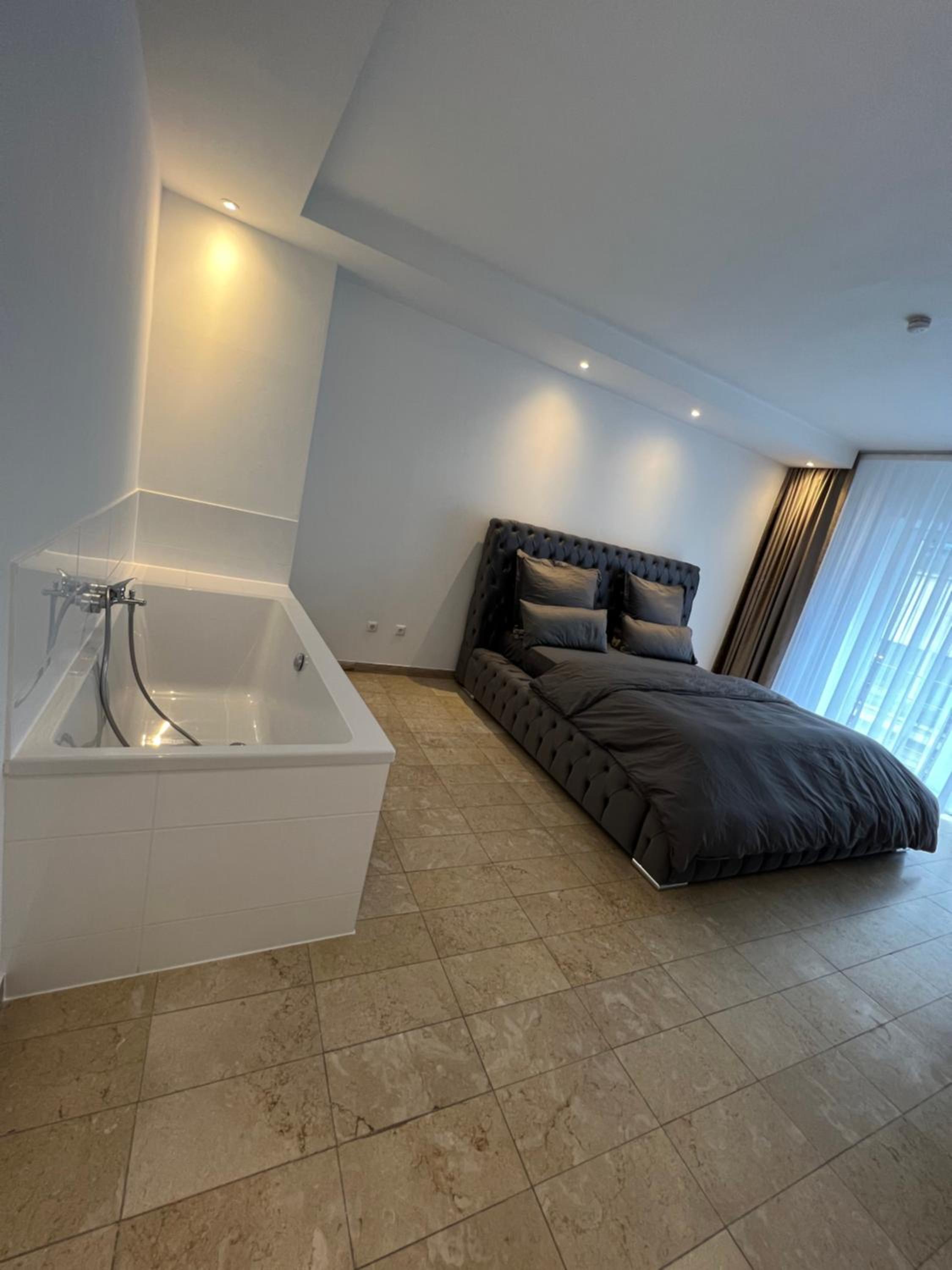 Deluxe Double Room with Bath - Photo 8
