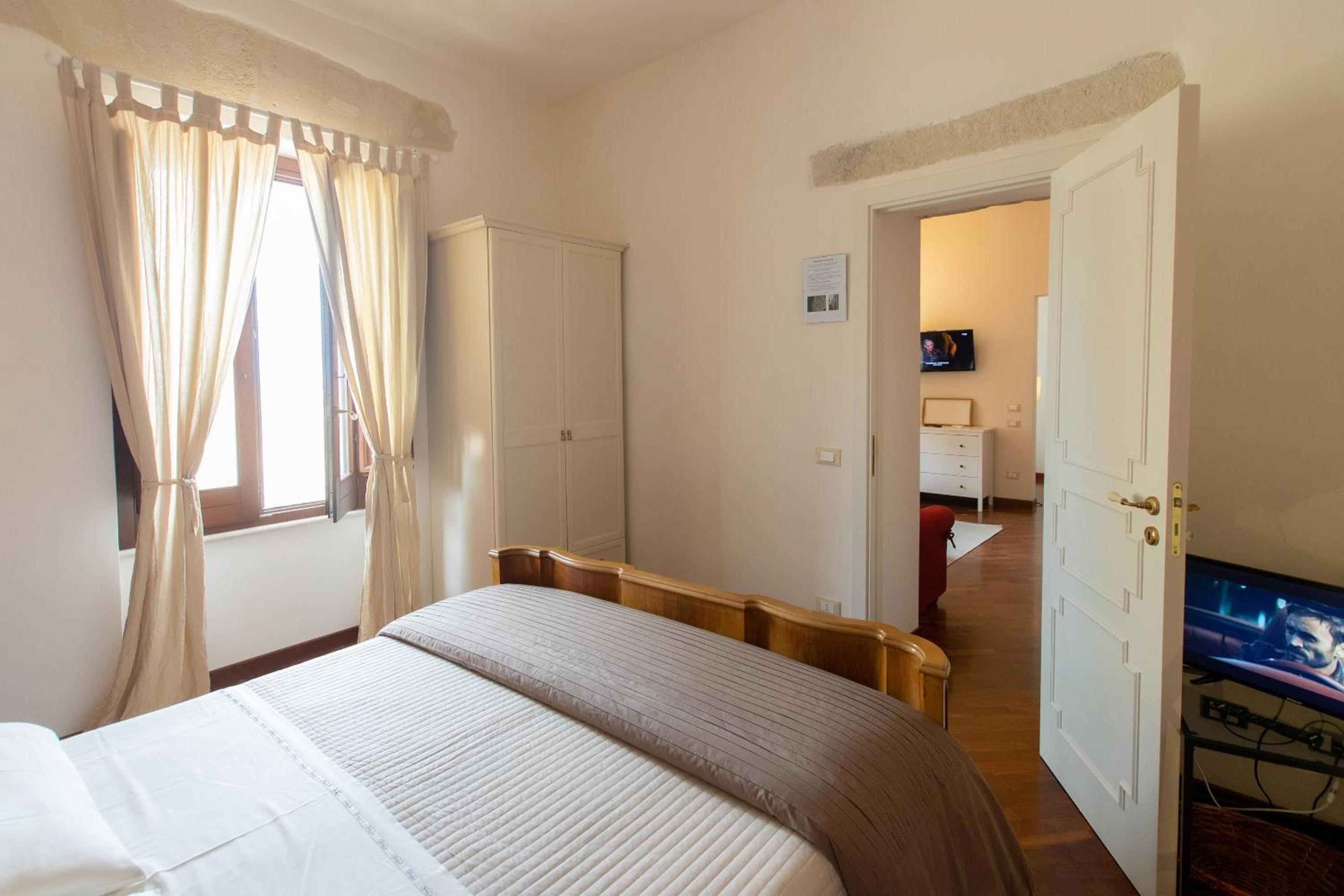 One-Bedroom Suite - Photo 6