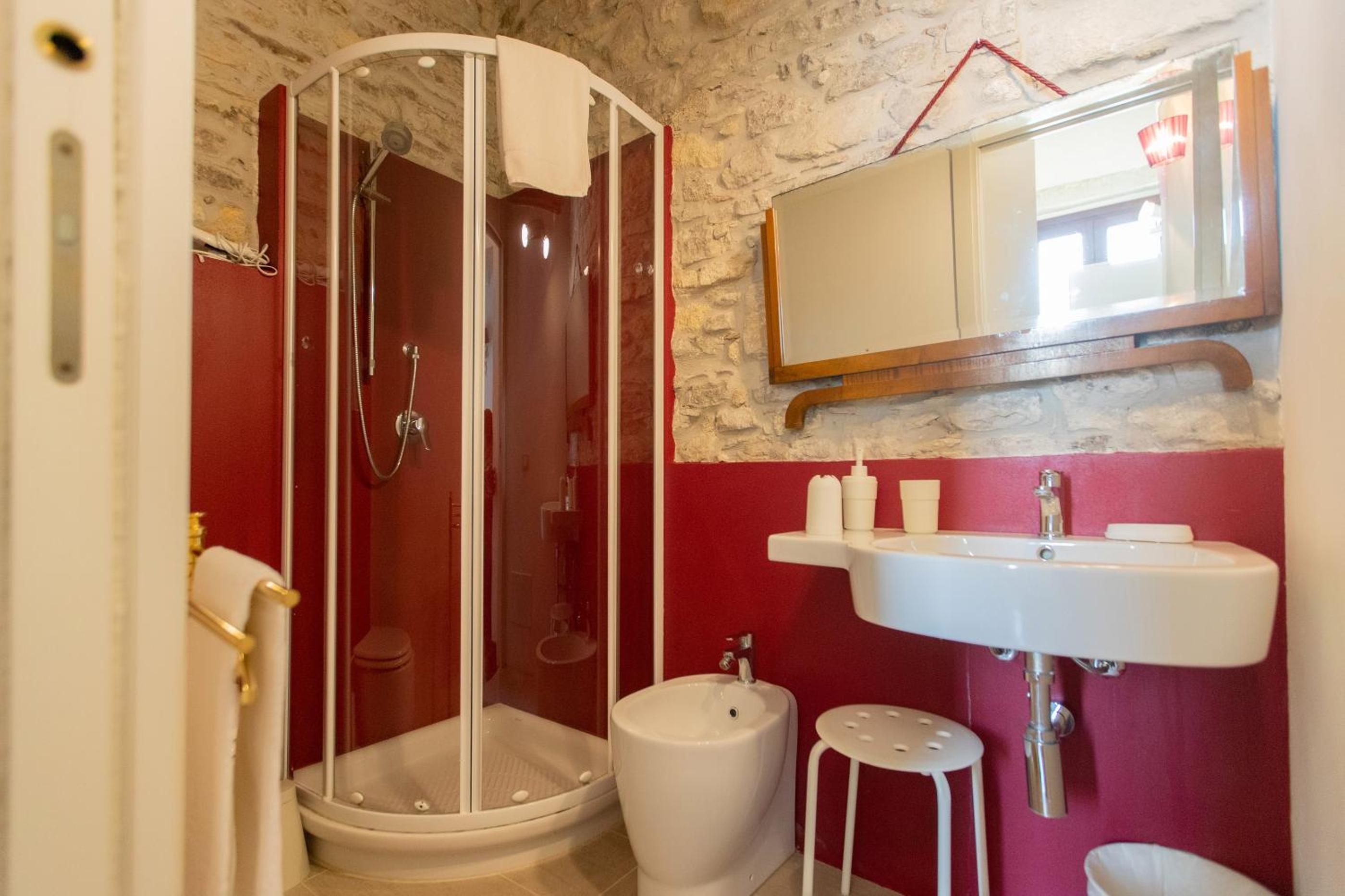 One-Bedroom Suite - Photo 12