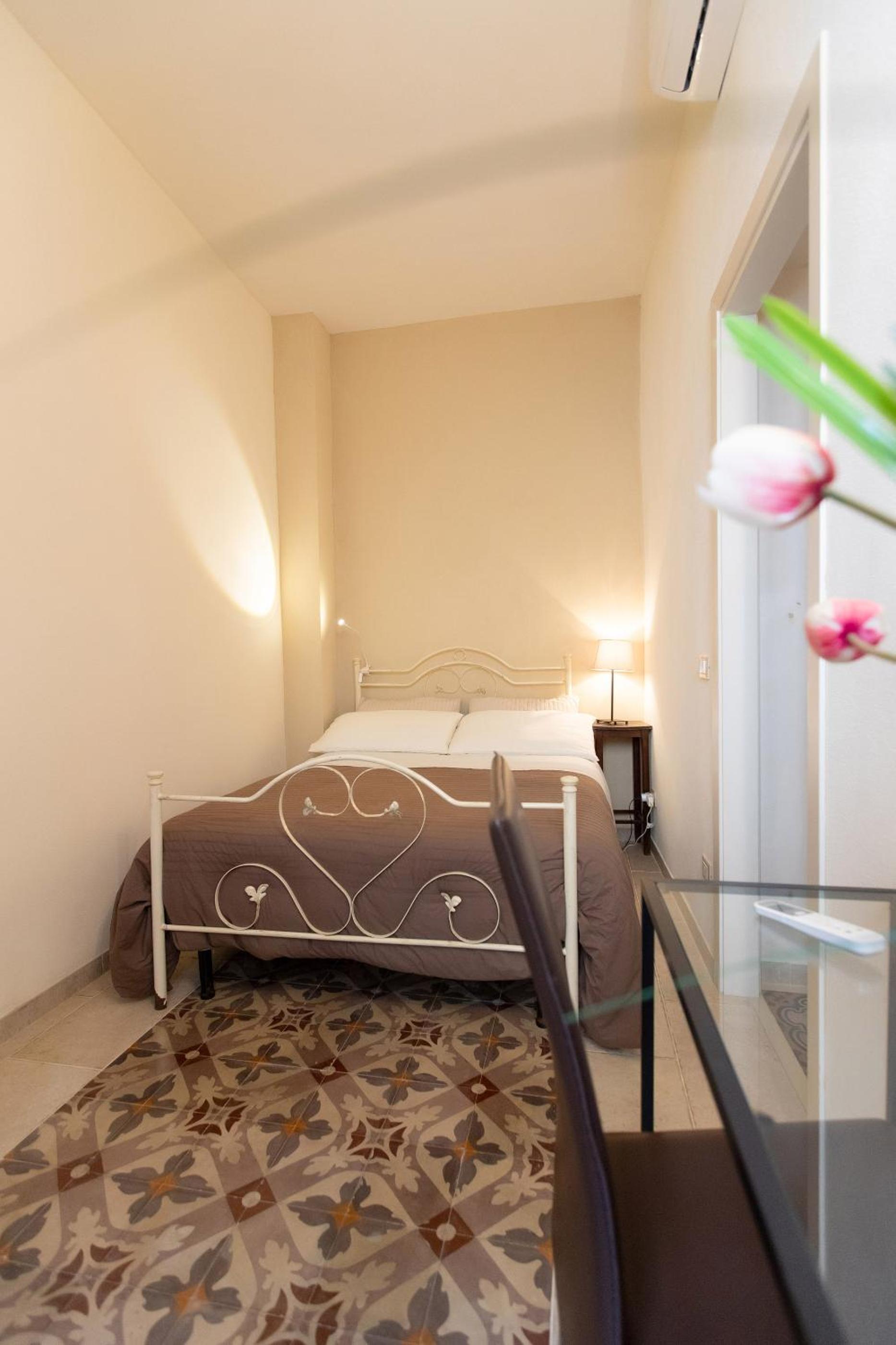 Small Double Room - Photo 6