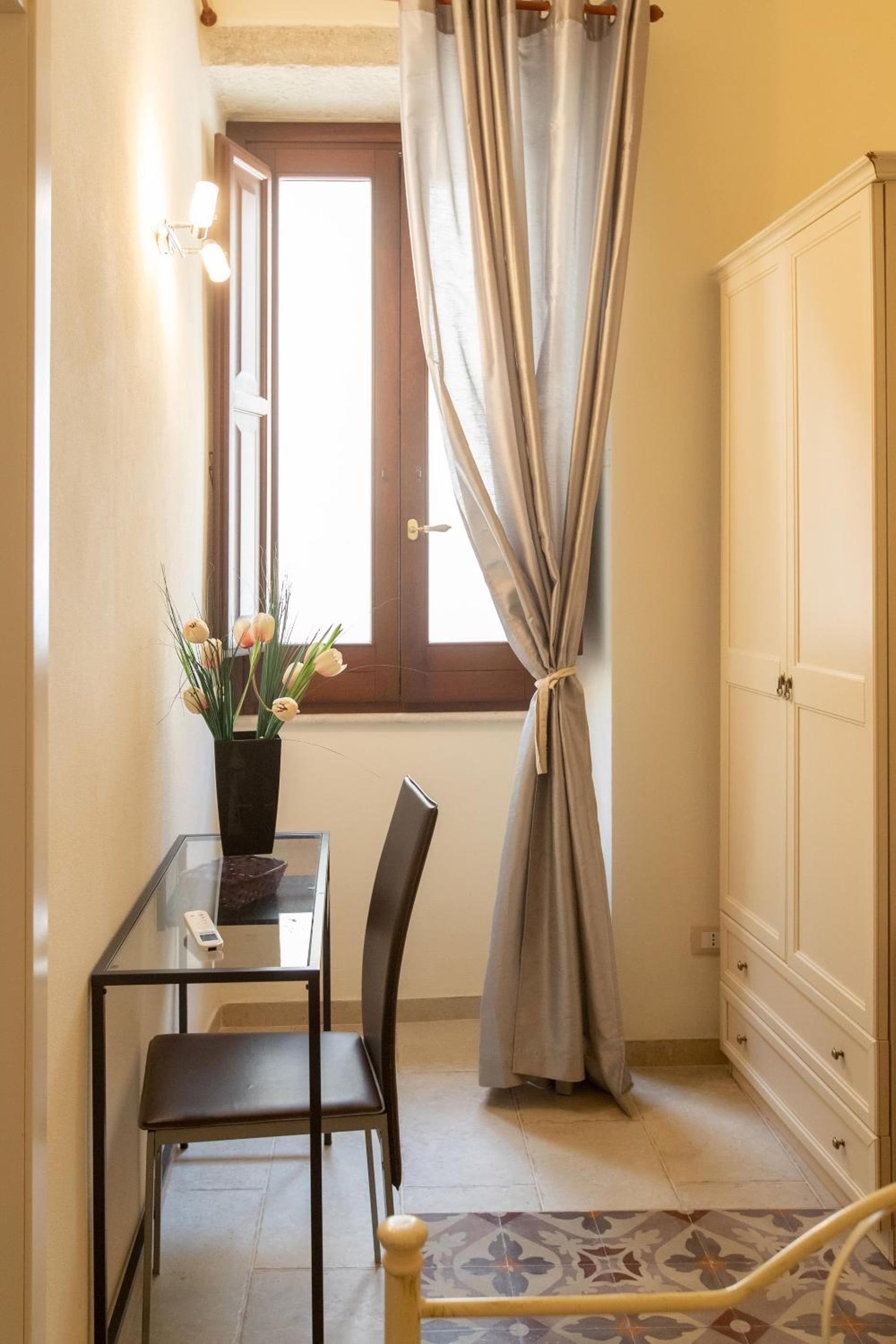Small Double Room - Photo 1
