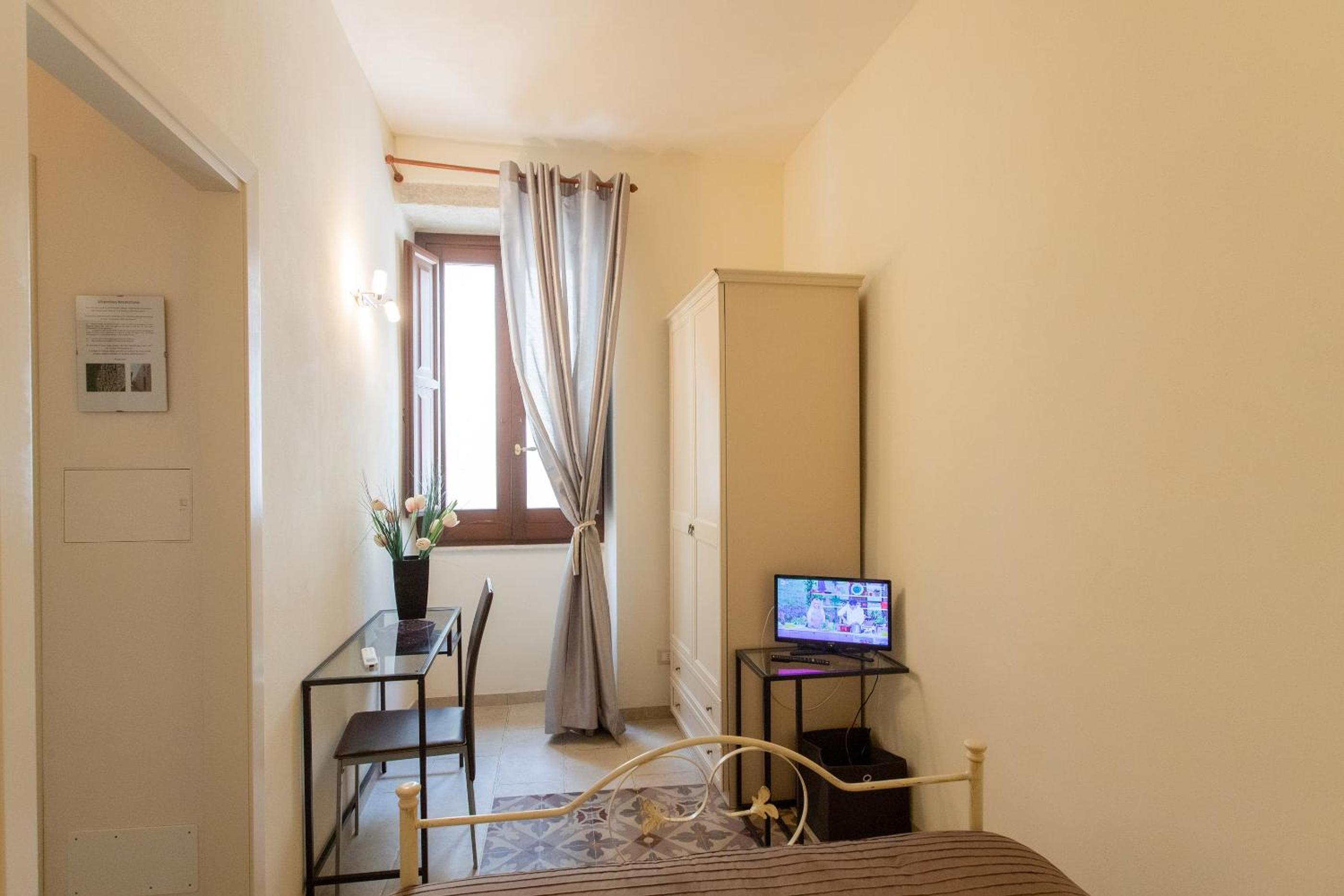 Small Double Room - Photo 5