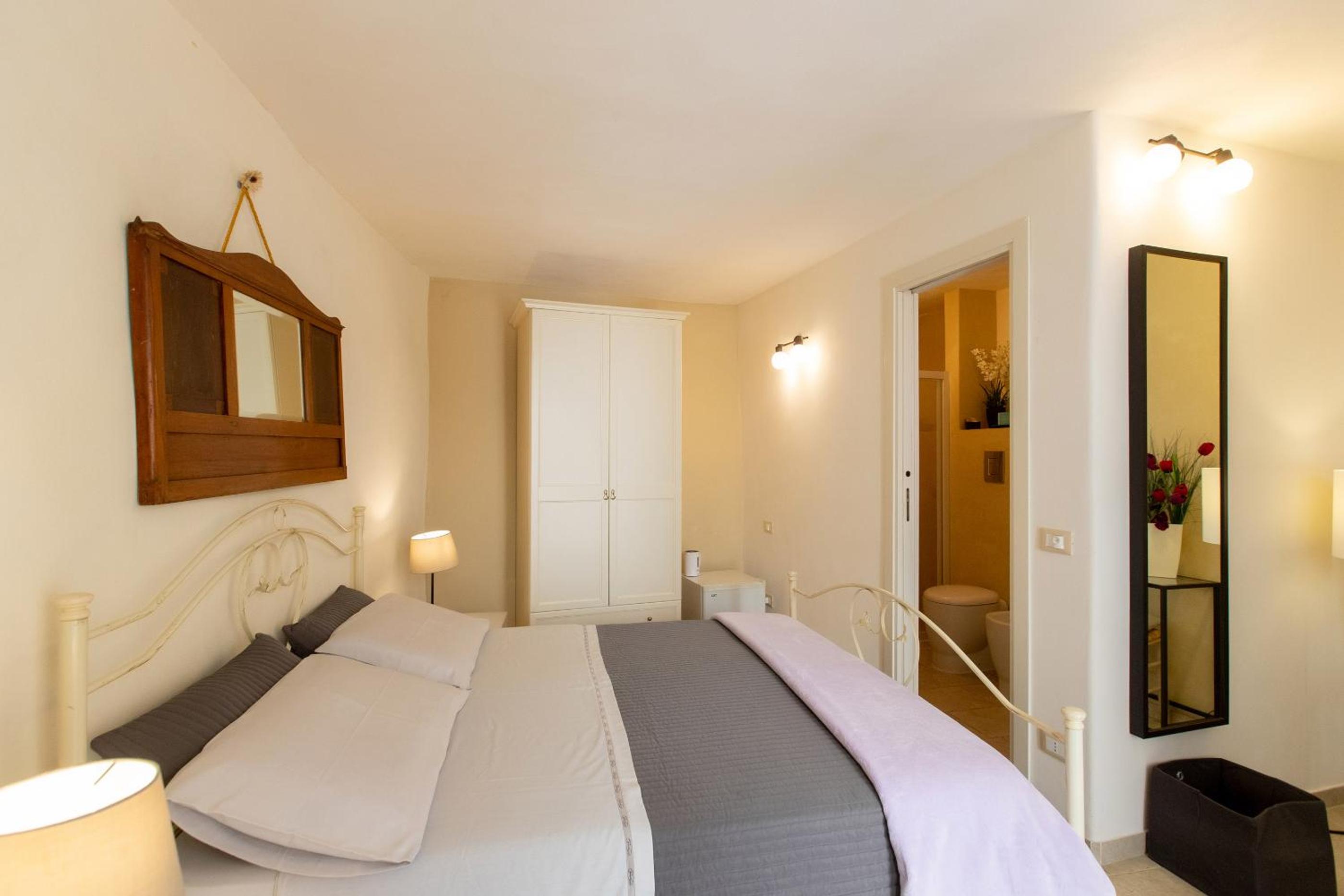 Deluxe Double Room with Extra Bed - Photo 14